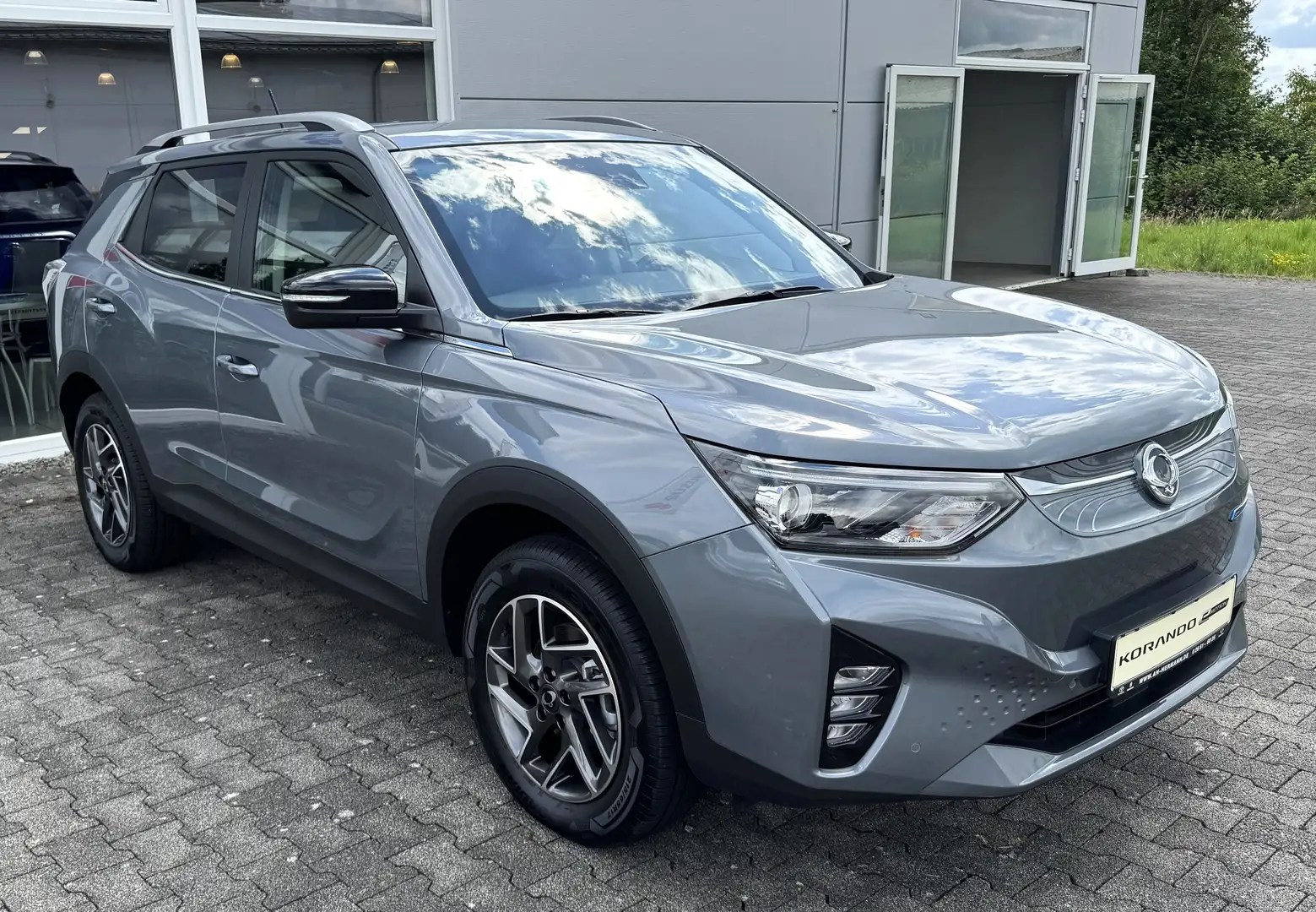 KGM Korando SsangYong e-Motion Platinum NAVI KAMERA TEILLEDER Gris - 1