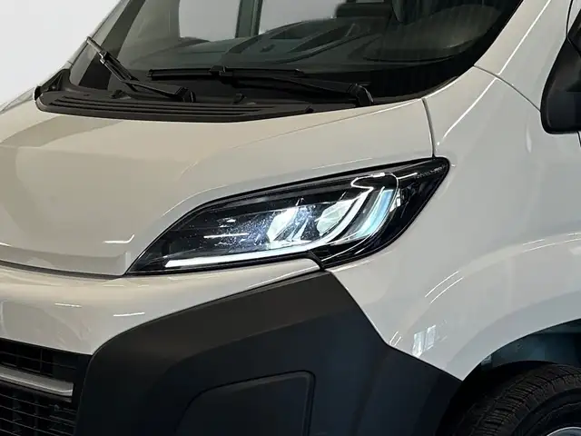 Opel Movano view 12