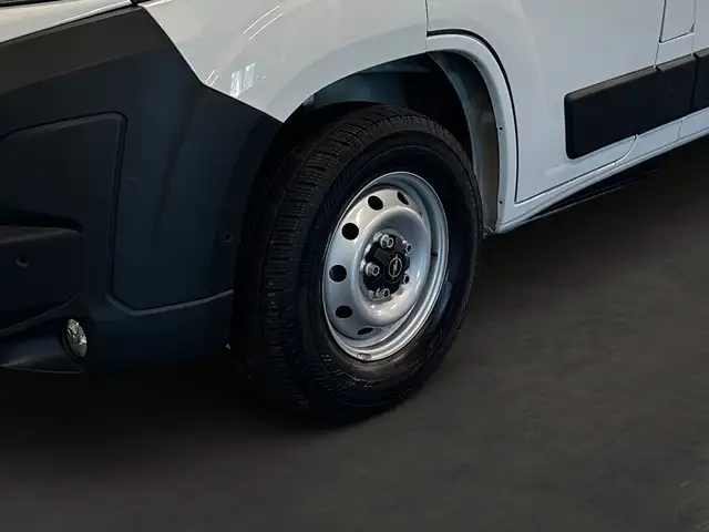 Opel Movano view 13