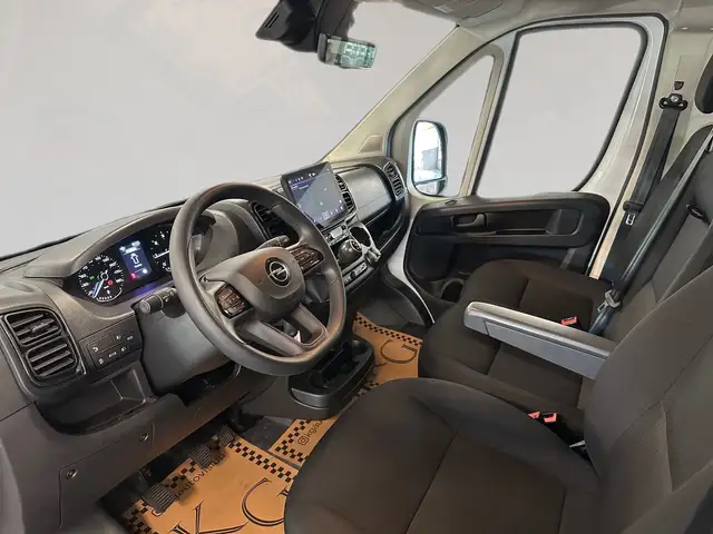 Opel Movano view 14