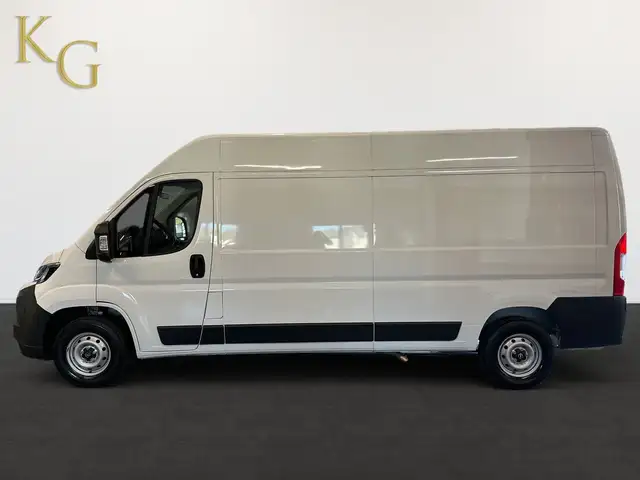 Opel Movano view 3