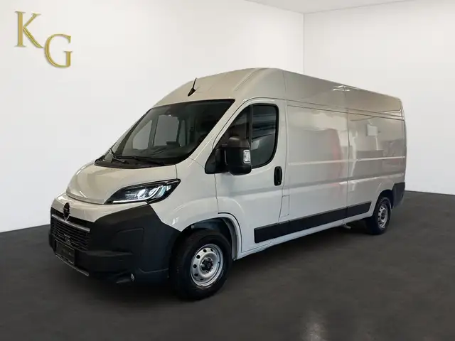 Opel Movano view 2
