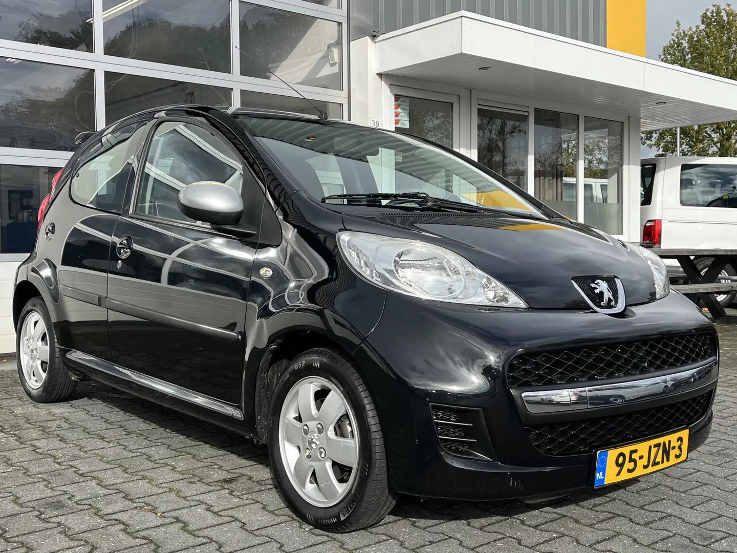 Peugeot 107 1.0-12V Sublime Airco nieuwe apk + set winterbande Noir - 1