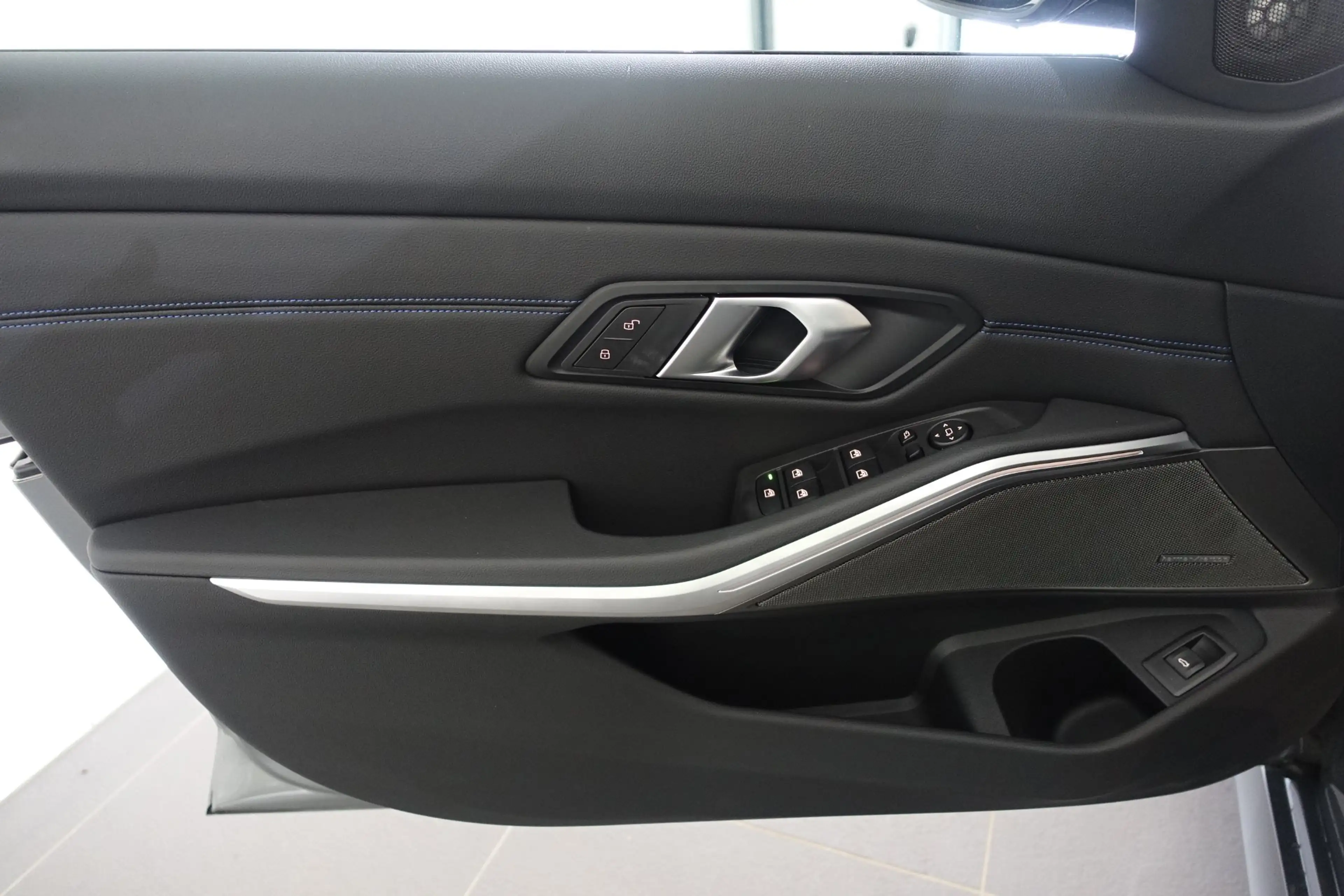 BMW 320 d xDrive M-Sport — photo 12