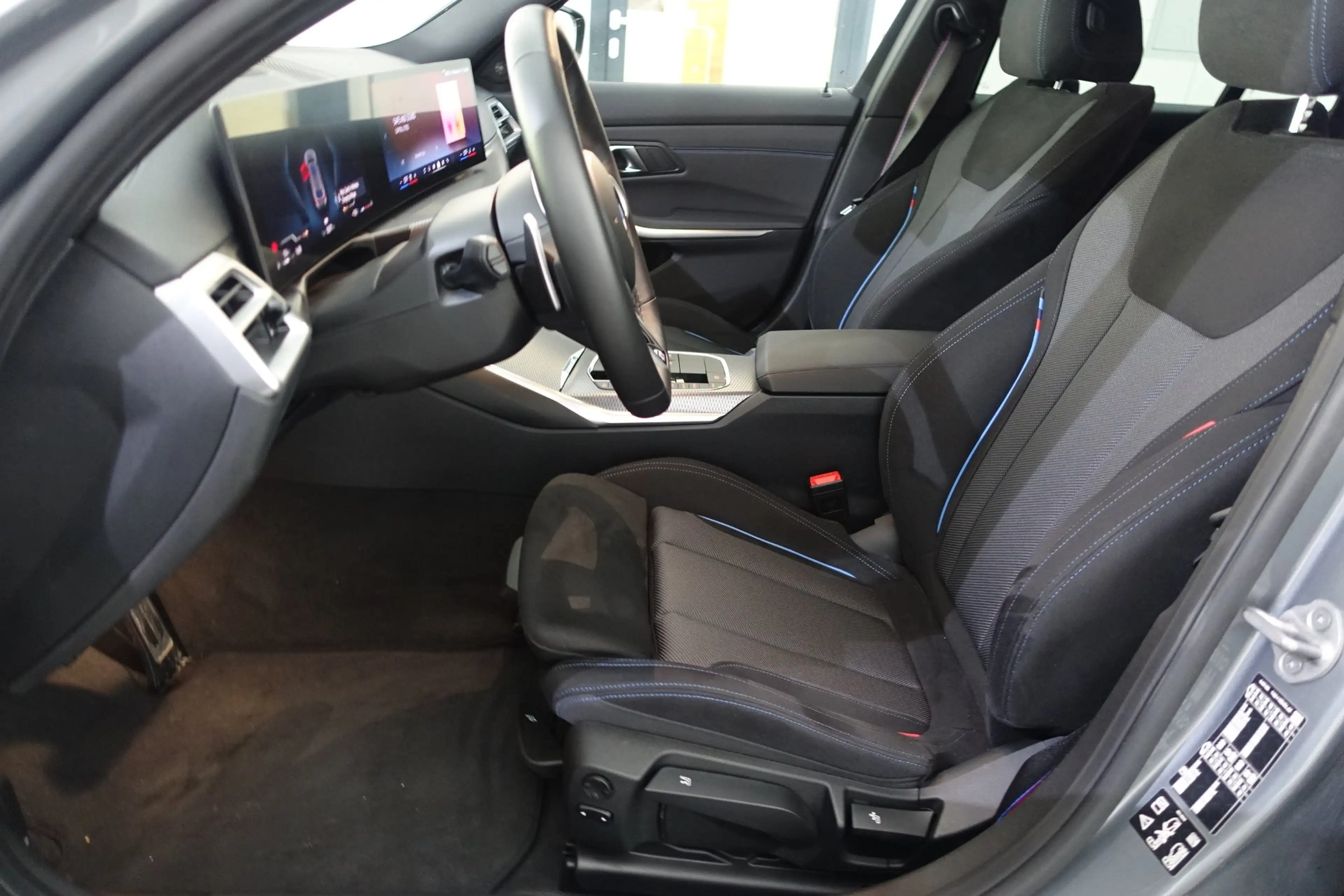BMW 320 d xDrive M-Sport — photo 11