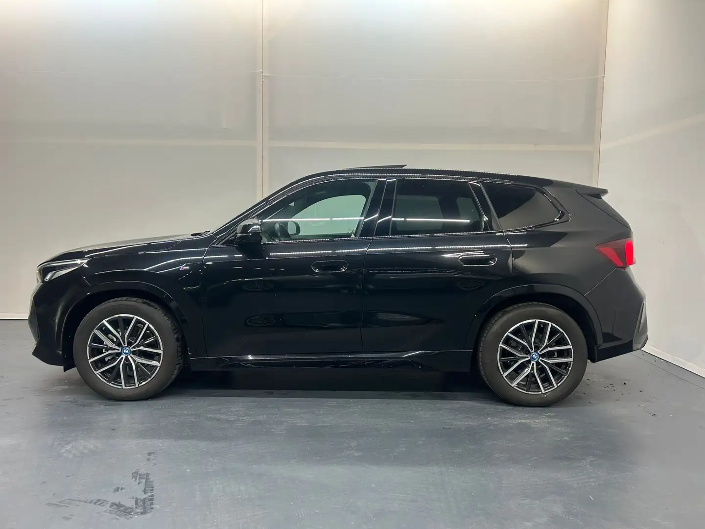 BMW iX1 eDrive20 67 kWh | Trekhaak | Elektrisch verstelbar Noir - 2
