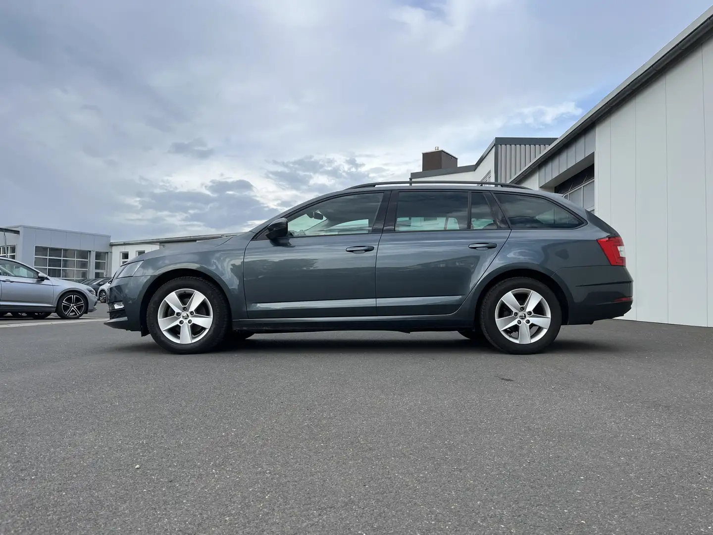 Skoda Octavia Combi 2.0 TDI 97€ m. 20% Anzahlung Tour DAB Navi Grigio - 2