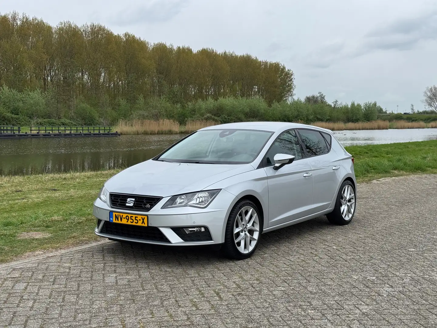 SEAT Leon 2017 Seat Leon NAP & Volledig Onderhouden Zilver - 1