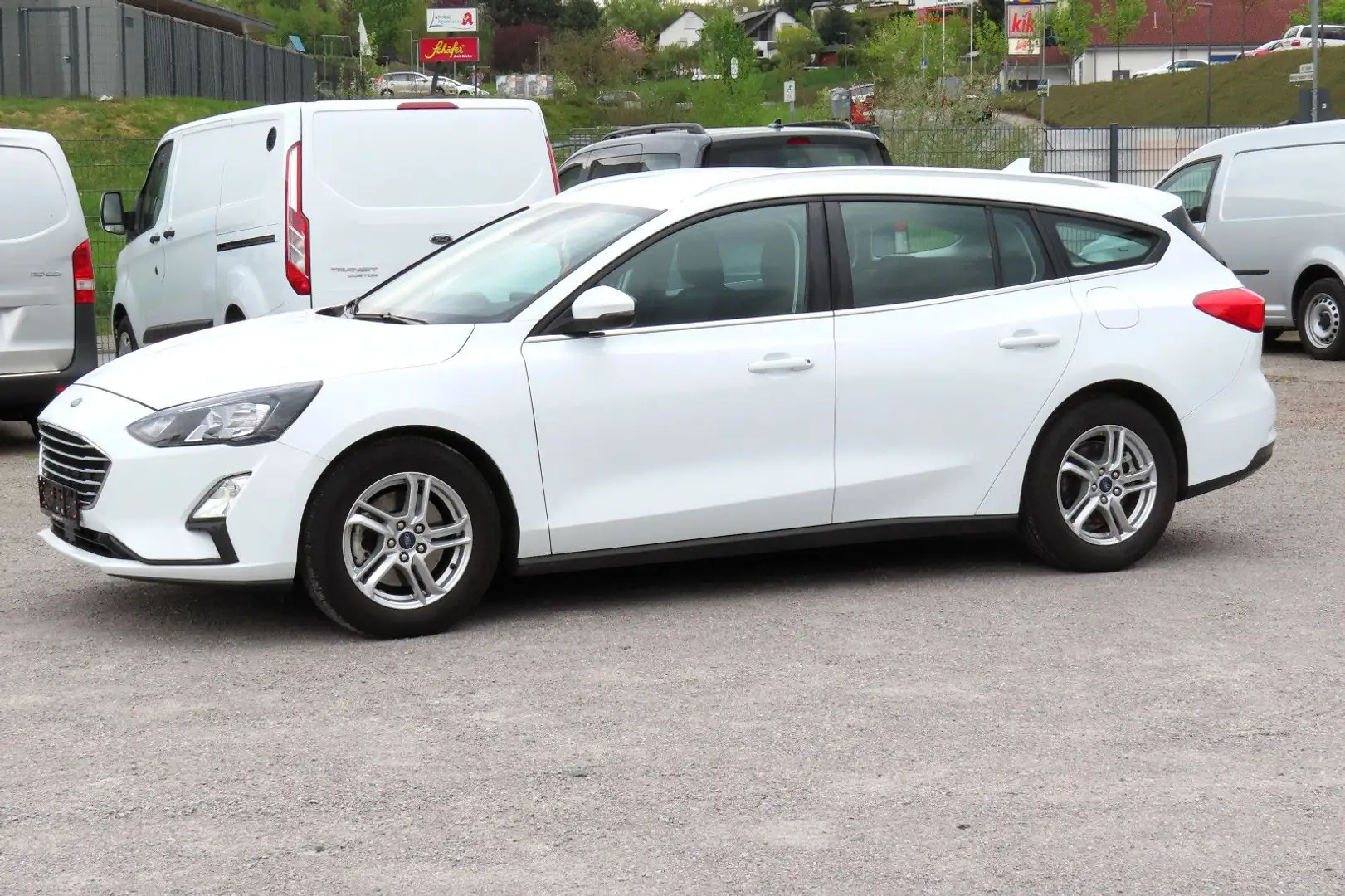 Ford Focus Turnier 1,5 TDCi Aut Sportsitze Carplay Navi AHK Weiß - 2