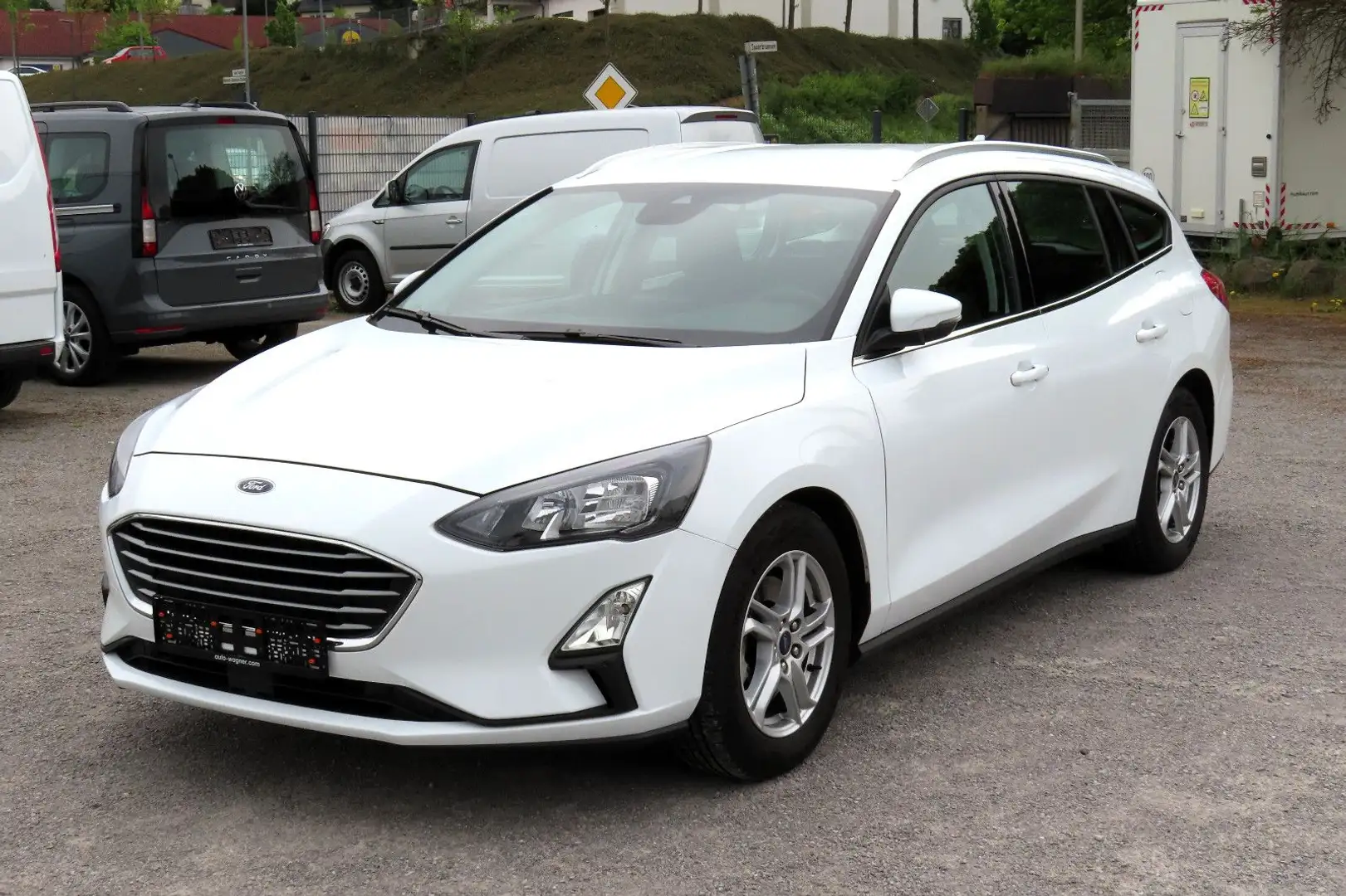 Ford Focus Turnier 1,5 TDCi Aut Sportsitze Carplay Navi AHK Weiß - 1