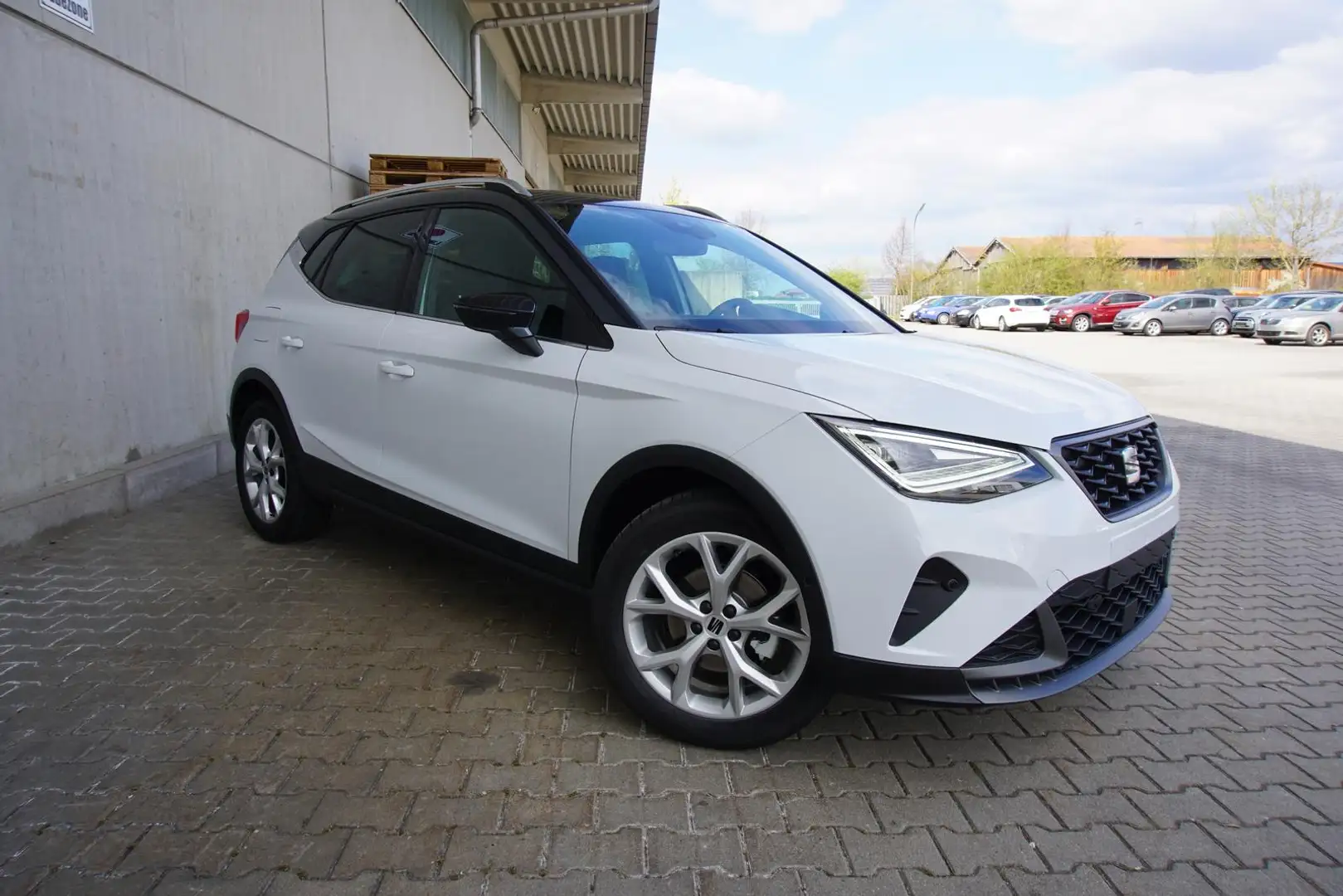 SEAT Arona FR 1.0TGI Navi/MirrorLi Kamera Voll-LED SHZ Biały - 1