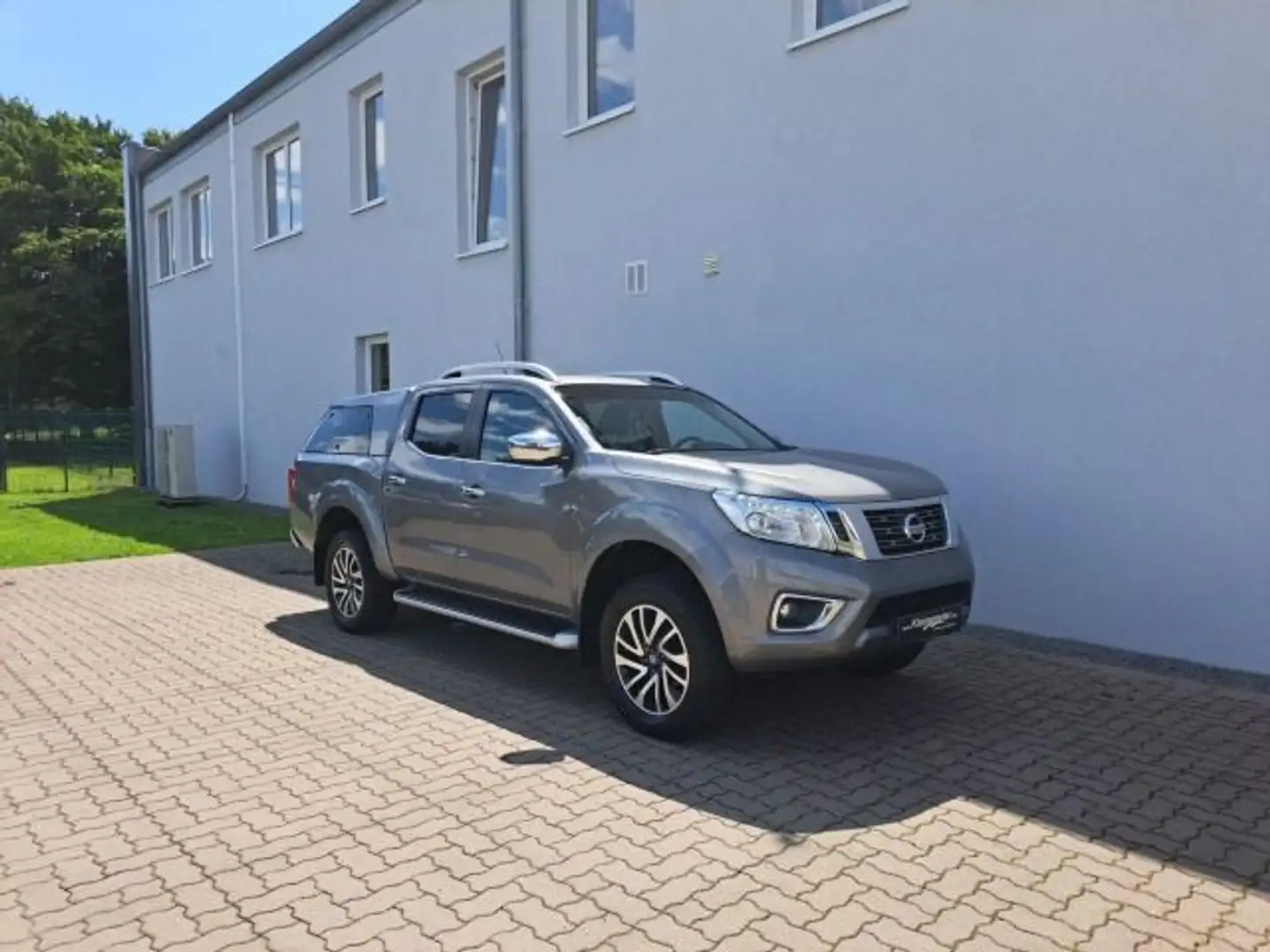 Nissan Navara Double Cab 4x4 2.3 dCi Tekna*Leder*Aufbau Grau - 2