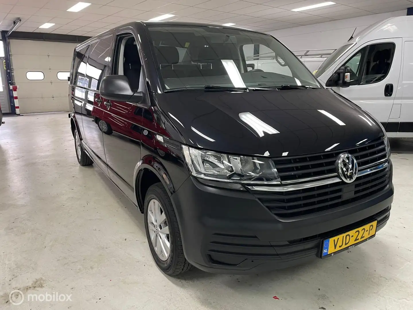 Volkswagen T6.1 Transporter 2.0 TDI L2H1 Airco Cruise 84000KM Noir - 2