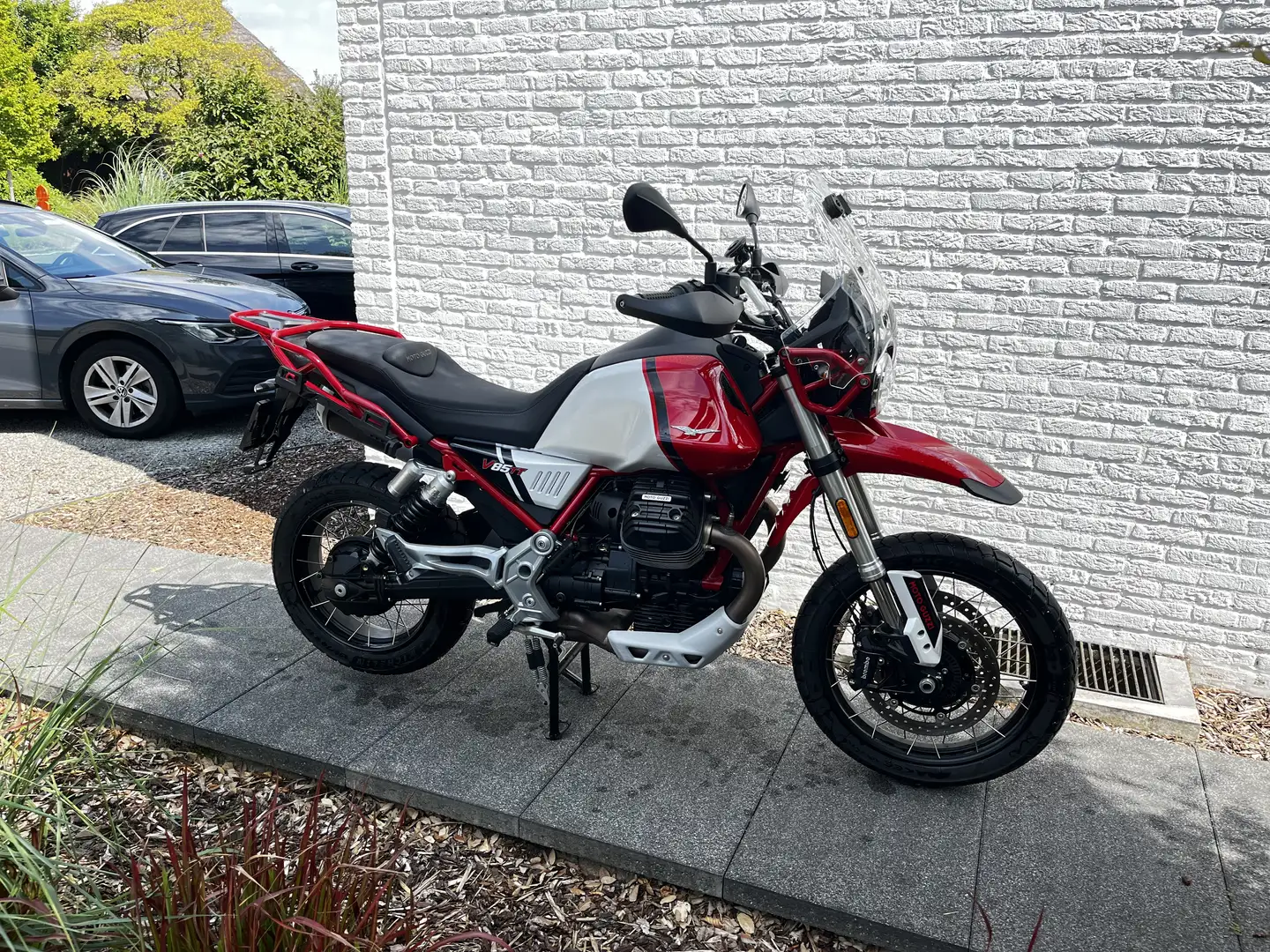 Moto Guzzi V 85 TT Rosso - 2