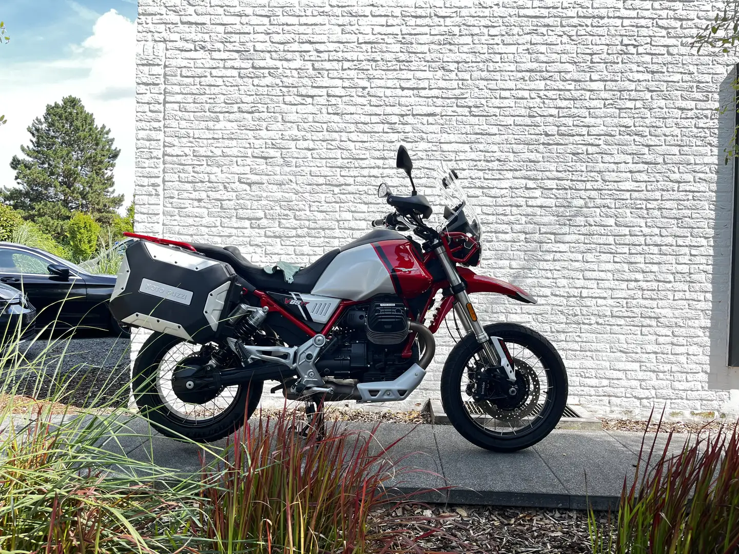 Moto Guzzi V 85 TT Rosso - 1