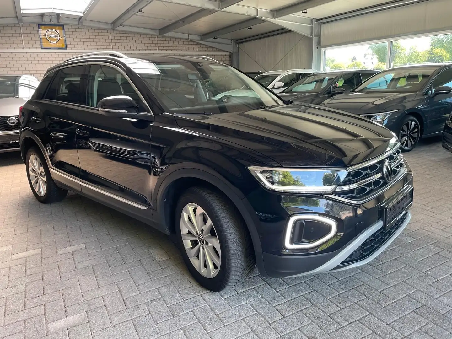 Volkswagen T-Roc 1.0 TSI Style ACC IQ-Light LED SHZ PDC Schwarz - 2