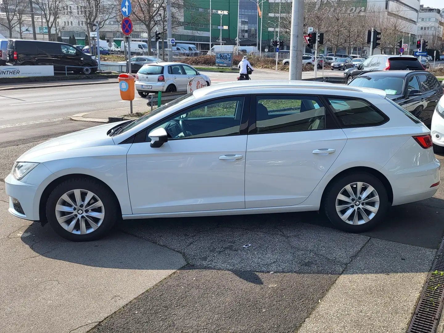 SEAT Leon ST  1,6 TDi  DSG " Abstandstempomat "" Weiß - 2