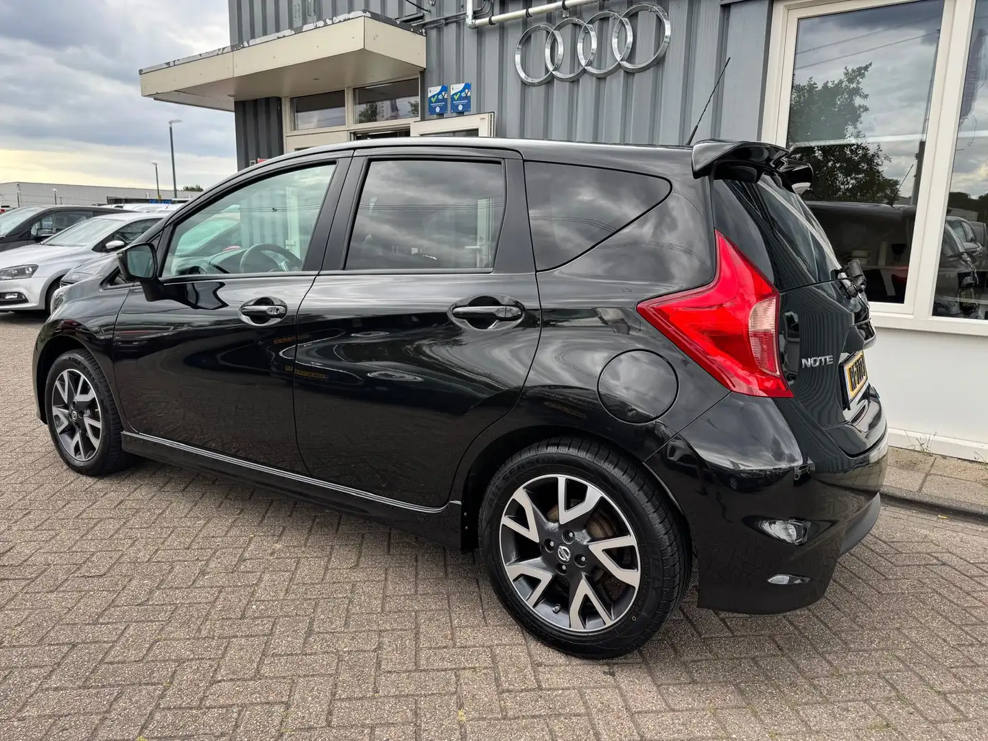 Nissan Note 1.2 DIG-S Tekna Zwart - 2