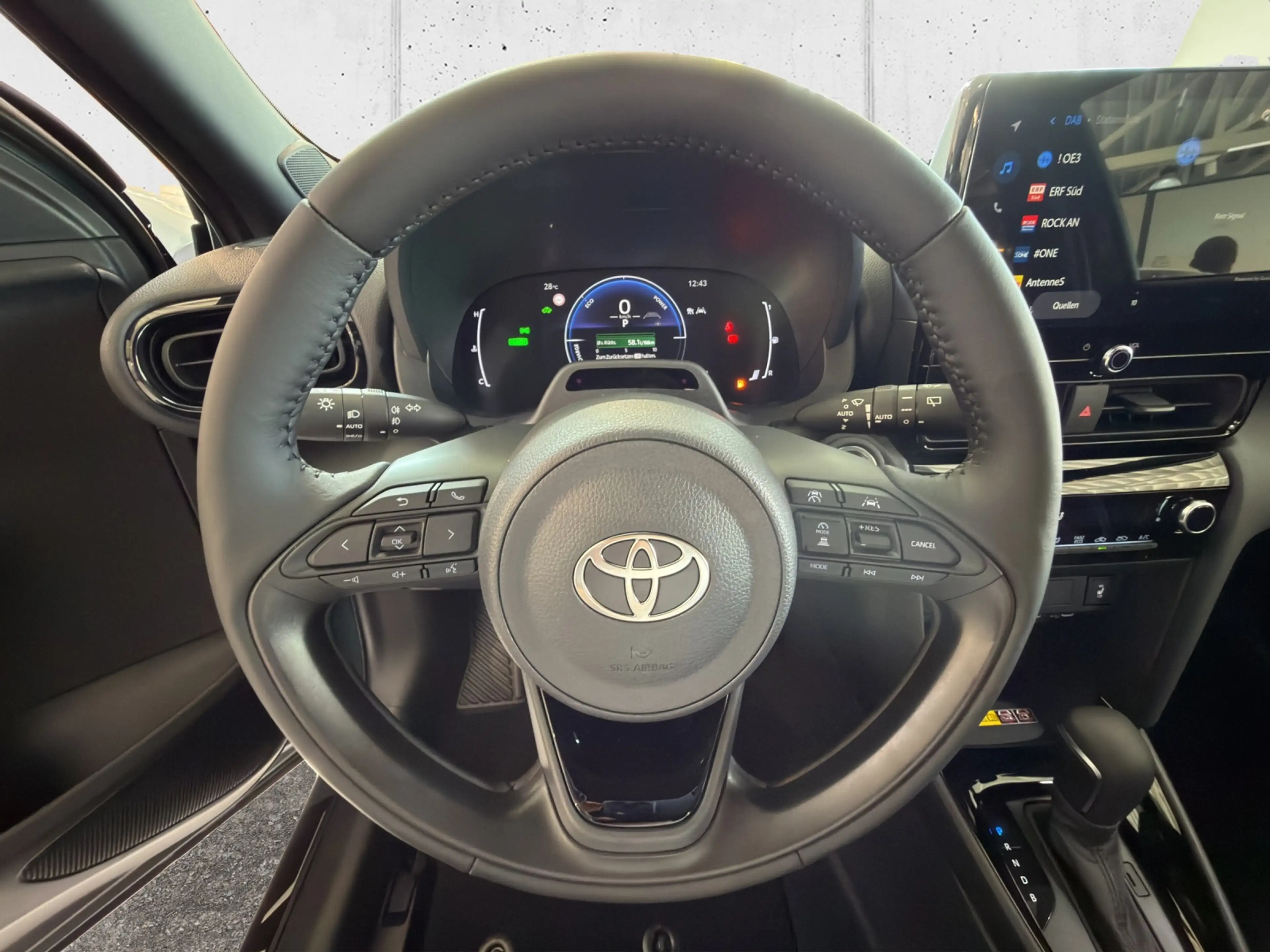 Toyota Yaris Cross HYBRID 2WD Teamplayer Technik Paket 5t. — photo 11