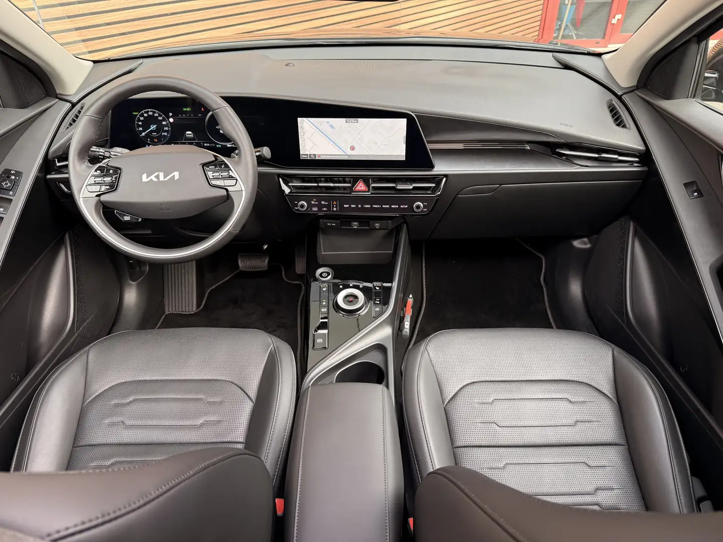Kia e-Niro EV DynamicPlusLine 64.8 kWh Schuifdak / Winterpakk Grijs - 2
