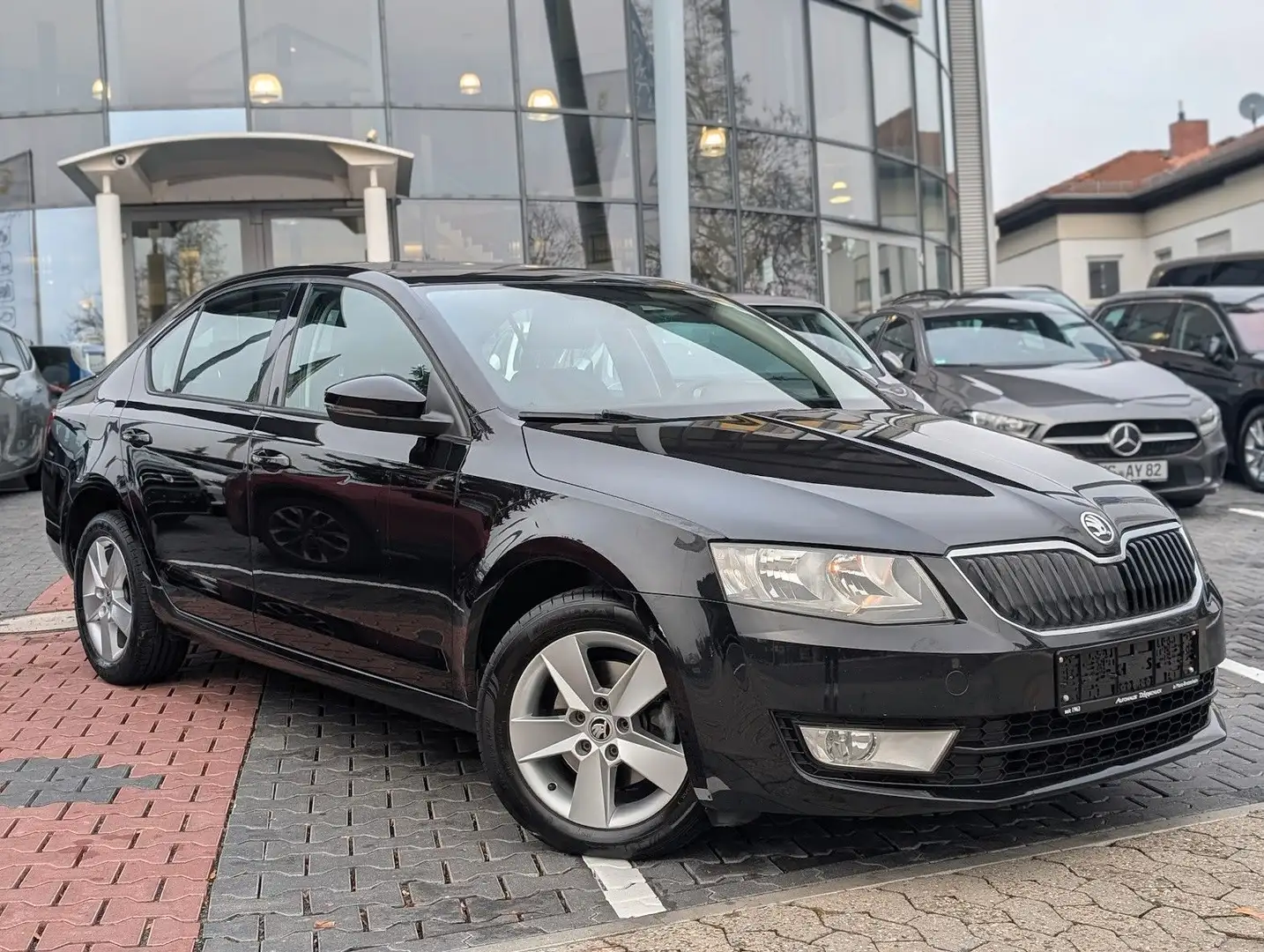 Skoda Octavia Lim. Ambition 1.6 TDI Klima PDC Černá - 1