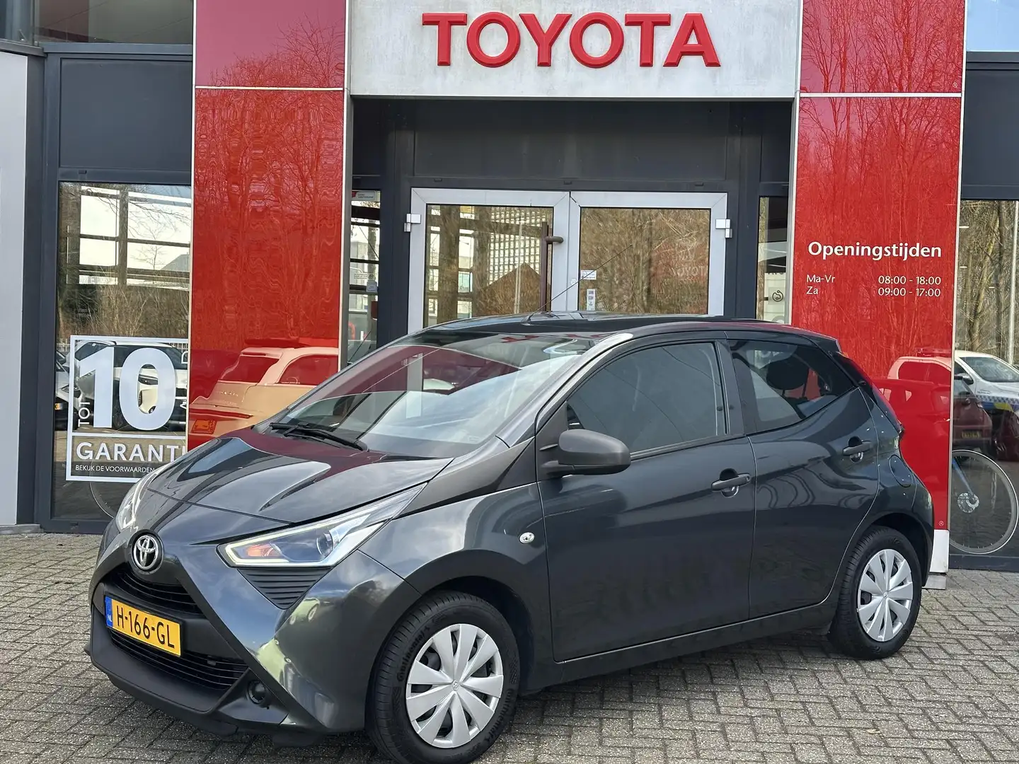 Toyota Aygo X X-FUN 5-DEURS AIRCO CENTRL-VERGR-AFST. EL-RAMEN US Szürke - 1