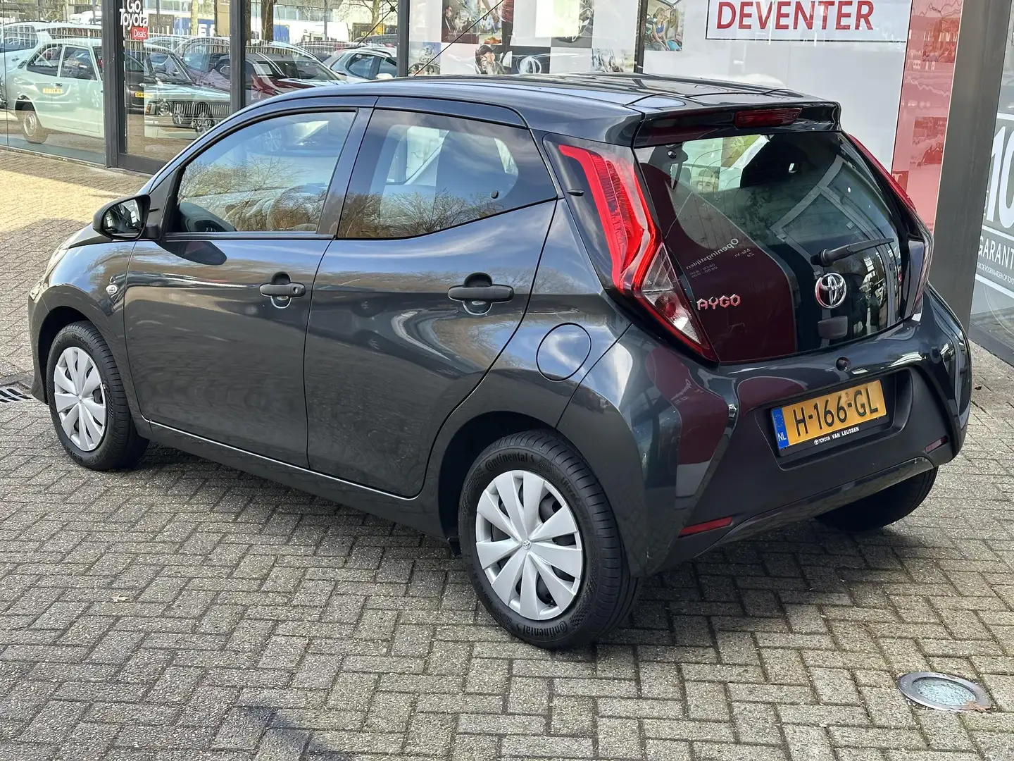 Toyota Aygo X X-FUN 5-DEURS AIRCO CENTRL-VERGR-AFST. EL-RAMEN US Szürke - 2