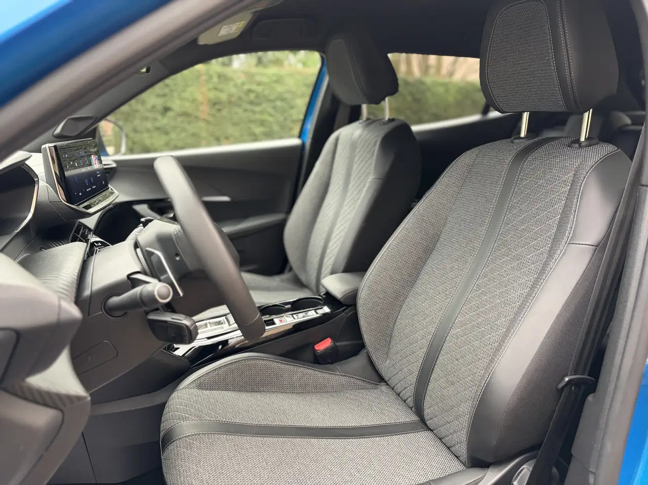 Peugeot 2008 1.2 PureTech Allure S ### 18000 km ### 15