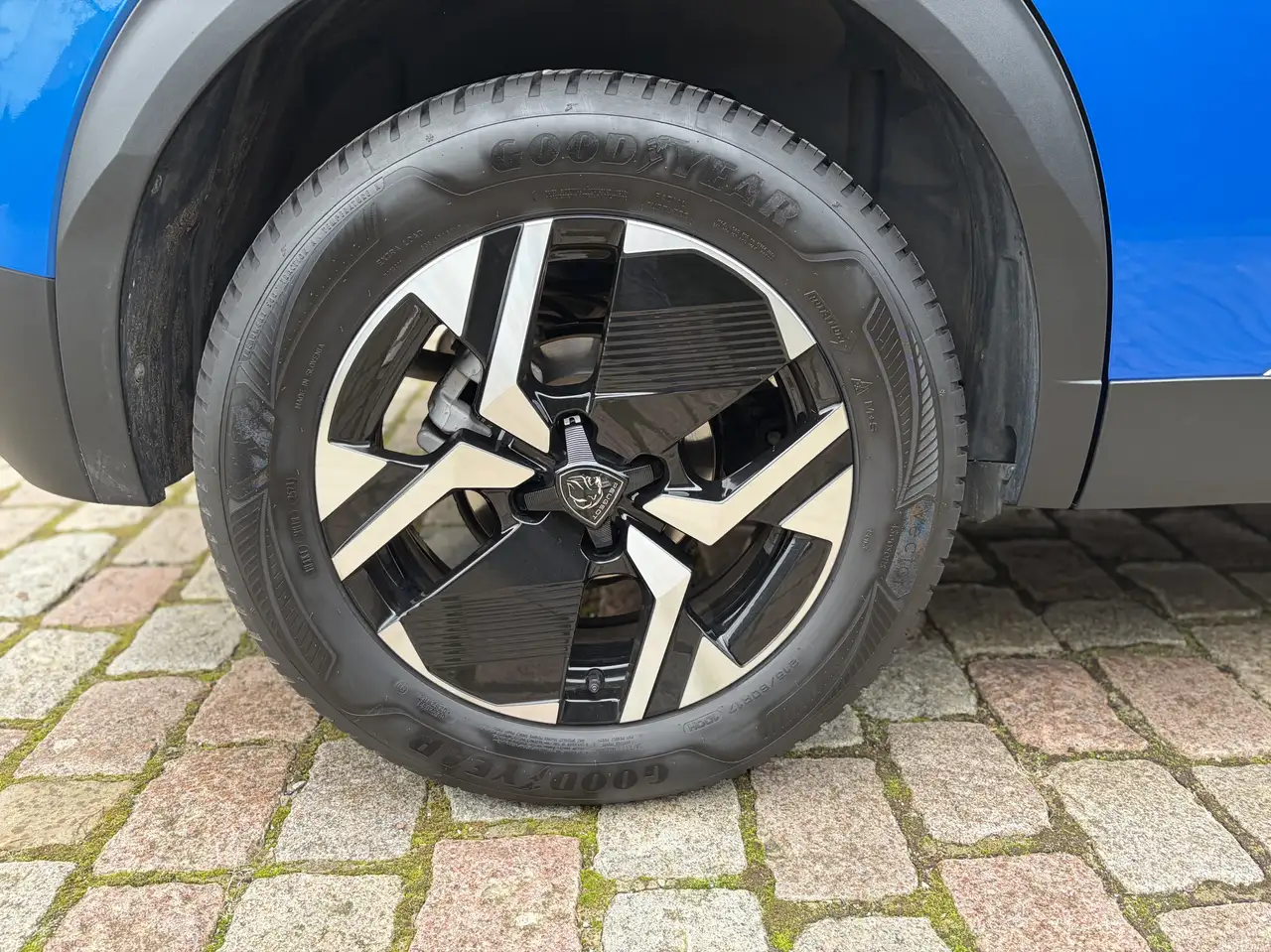 Peugeot 2008 1.2 PureTech Allure S ### 18000 km ### 9