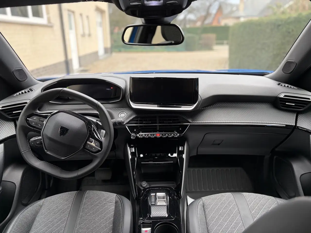 Peugeot 2008 1.2 PureTech Allure S ### 18000 km ### 20