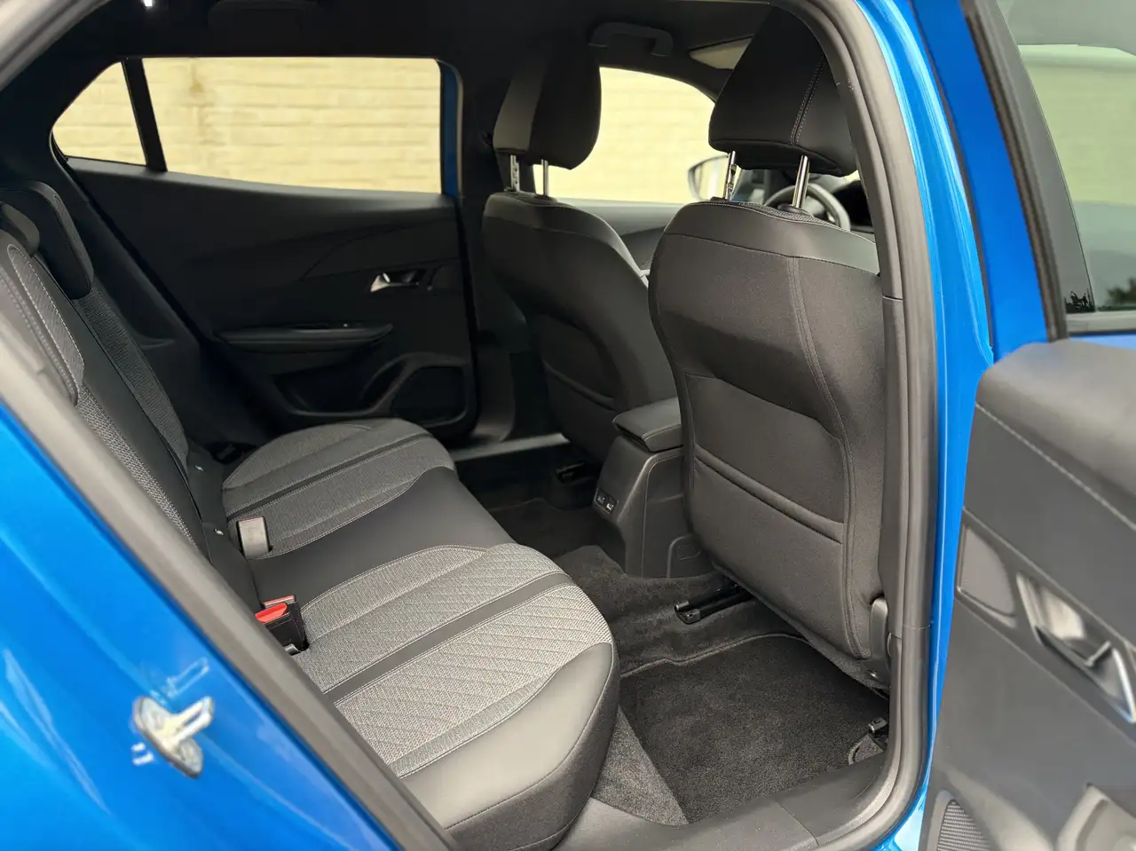 Peugeot 2008 1.2 PureTech Allure S ### 18000 km ### 19