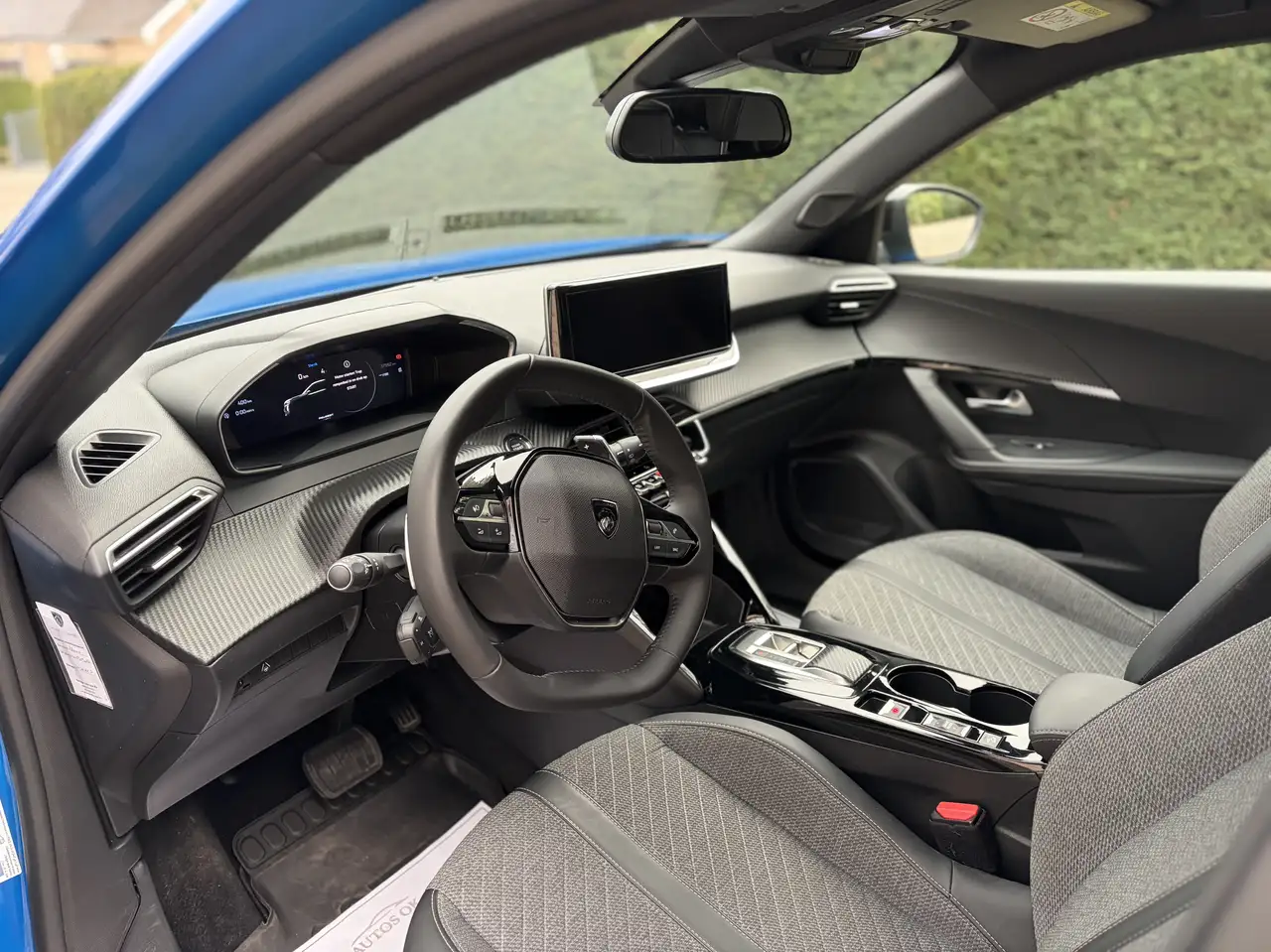 Peugeot 2008 1.2 PureTech Allure S ### 18000 km ### 16