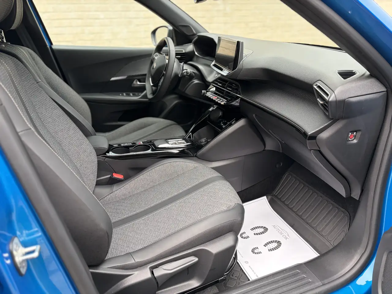 Peugeot 2008 1.2 PureTech Allure S ### 18000 km ### 22