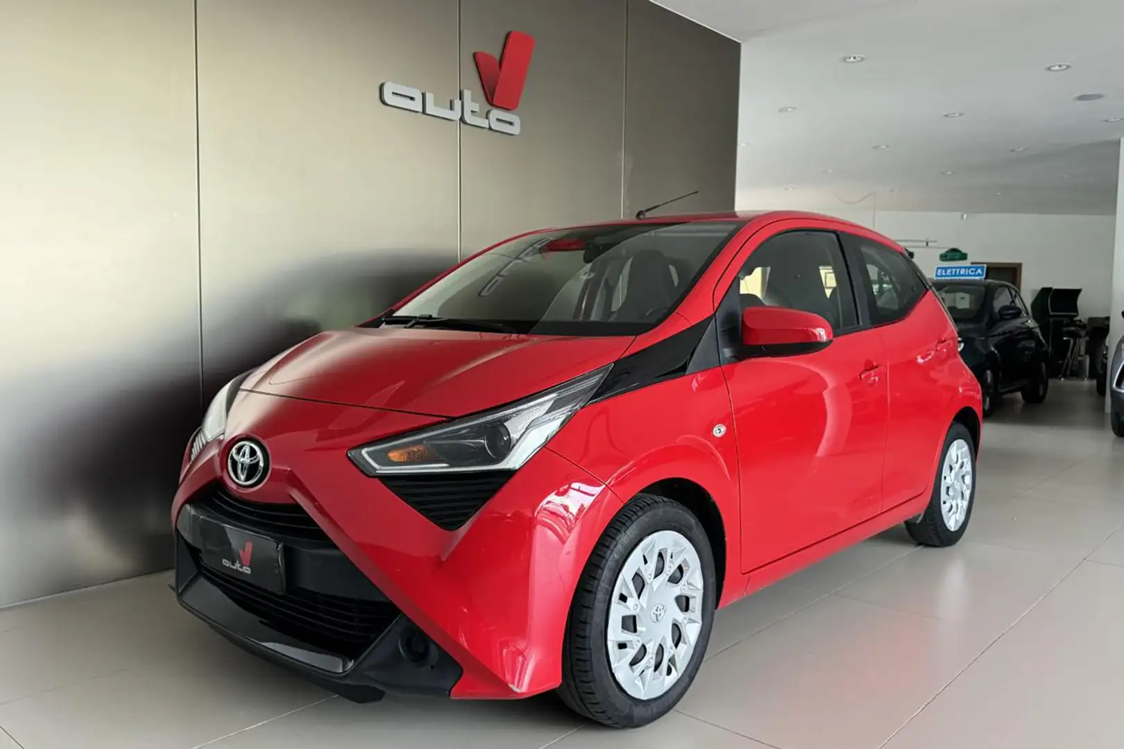 Toyota Aygo Connect 1.0 VVT-i 72 CV 5 porte x-clusiv red style Rosso - 2