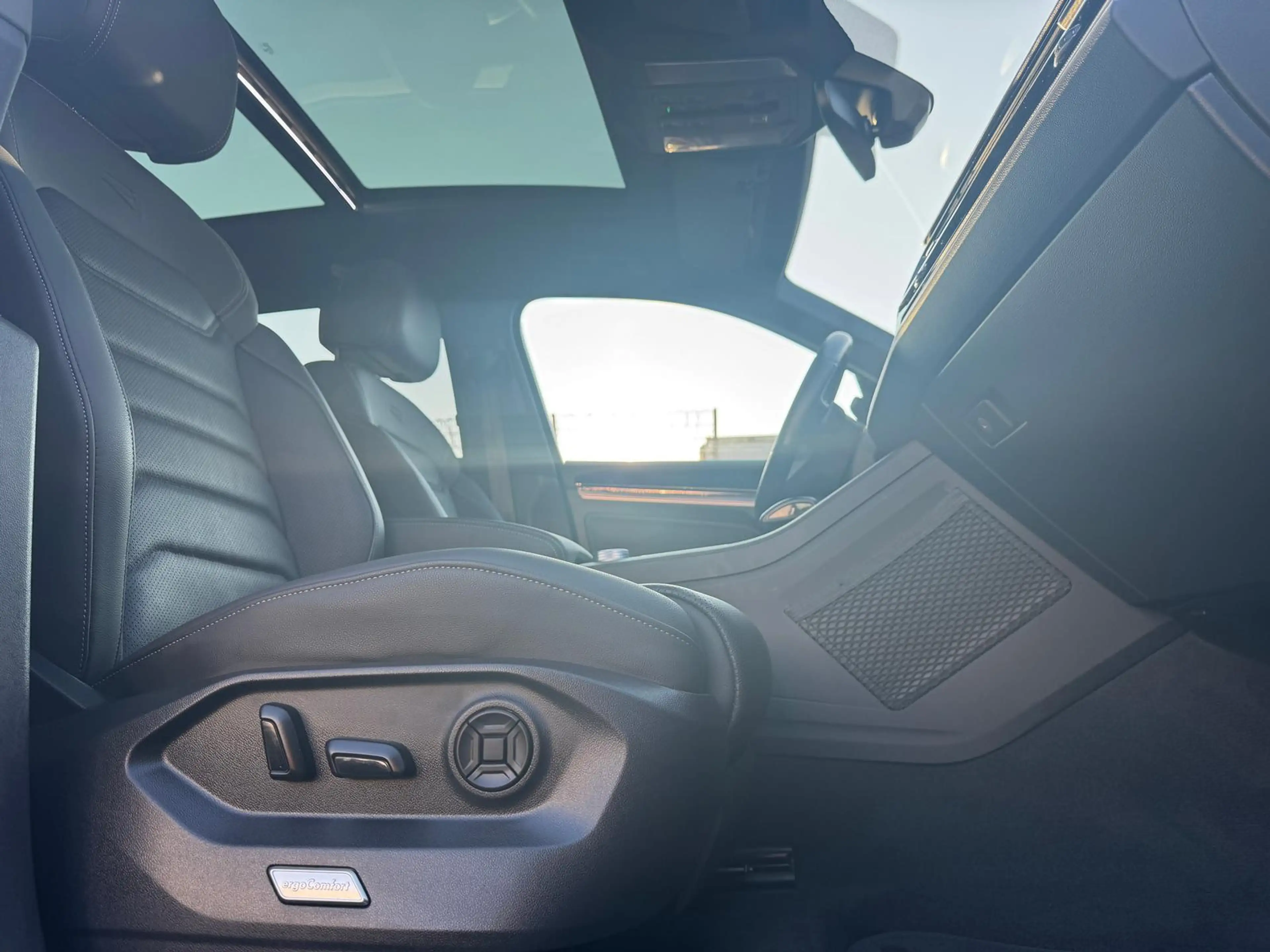 Volkswagen Touareg R e-Hybrid ACC AIR AHK PANO 360° 21Z — photo 15