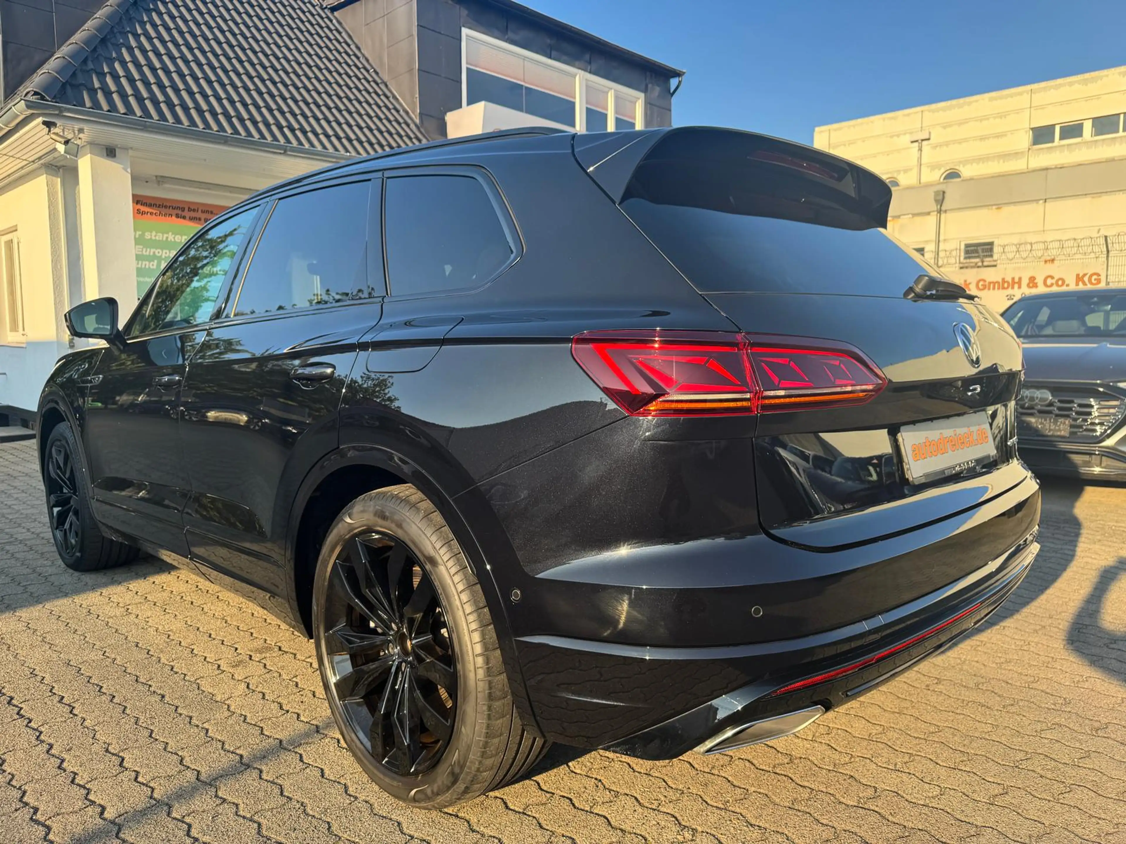 Volkswagen Touareg R e-Hybrid ACC AIR AHK PANO 360° 21Z — photo 11