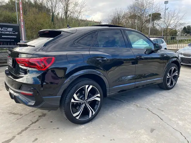 Audi Q3 view 12