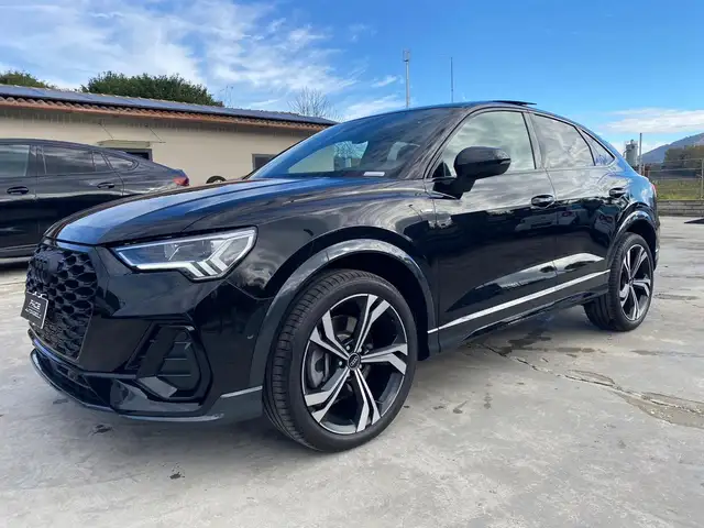 Audi Q3 view 8