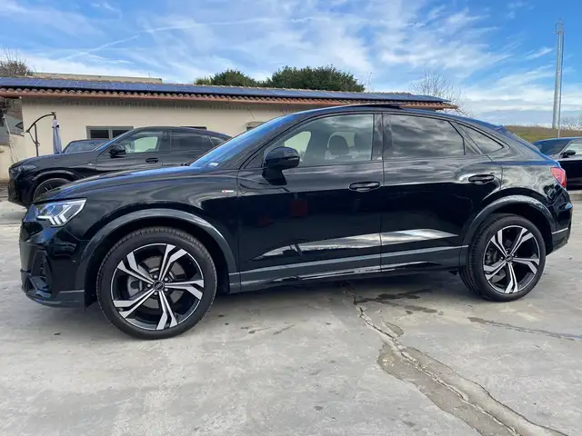 Audi Q3 view 13