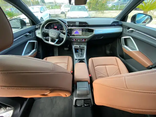 Audi Q3 view 9