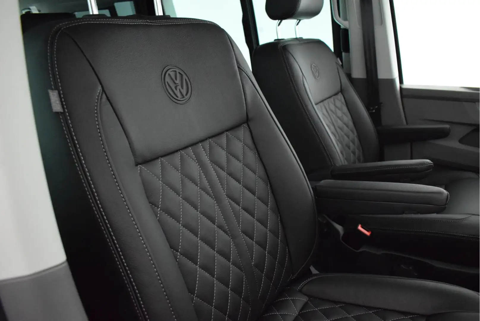 Volkswagen T6.1 Transporter Caravelle 2.0 TDI 204pk DSG L2H1 32 DC Schuifdeur Negro - 2