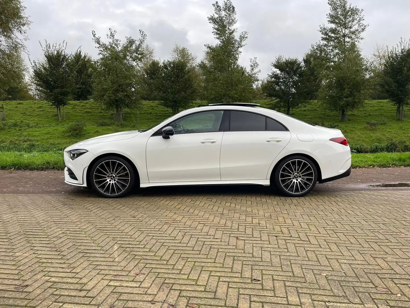 Mercedes-Benz CLA 250 250 Prem. Plus 224pk 2019 wit AMG-line fabriekgara Wit - 2