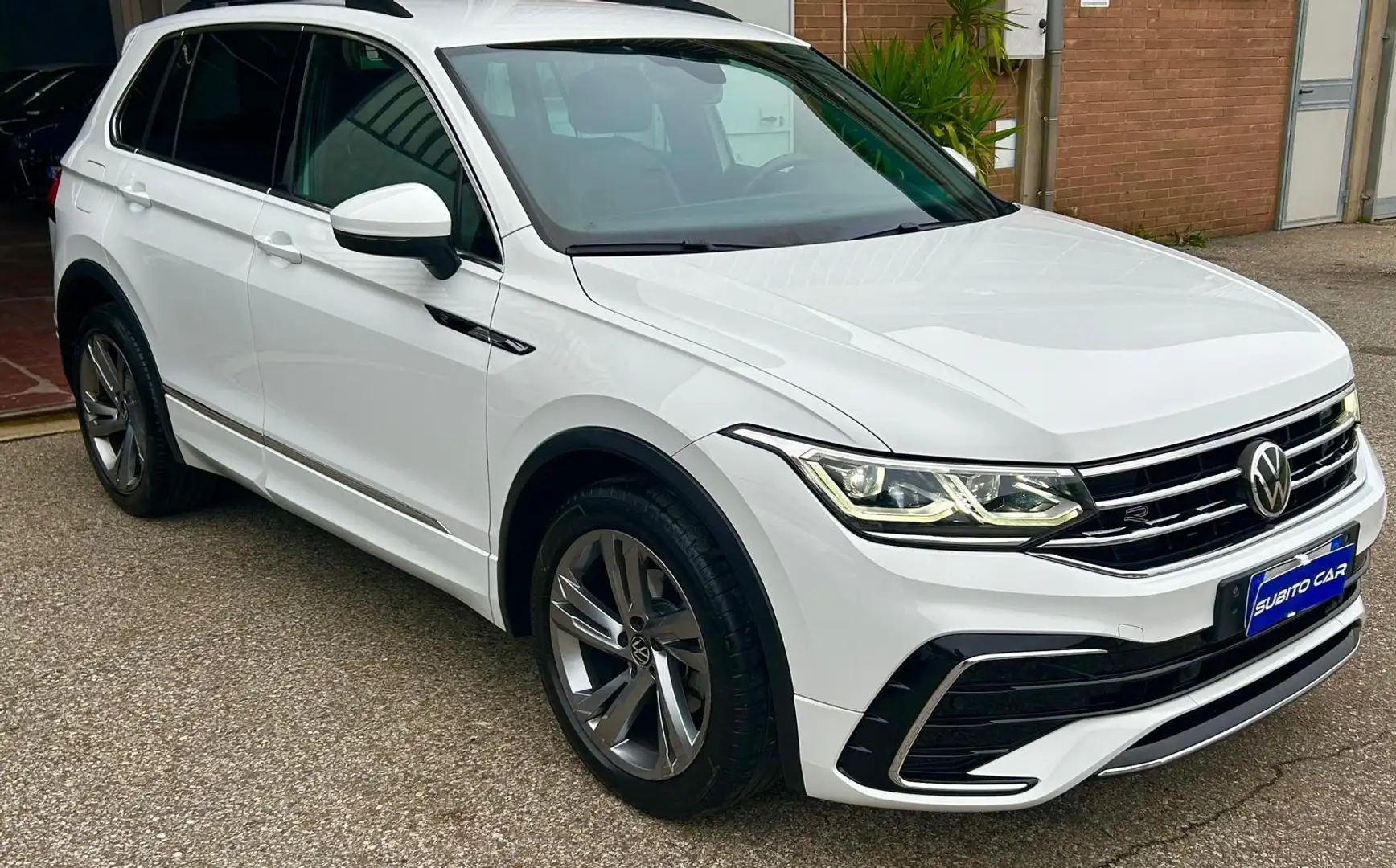 Volkswagen Tiguan Tiguan 2.0 tdi R-Line 150cv dsg Bianco - 1