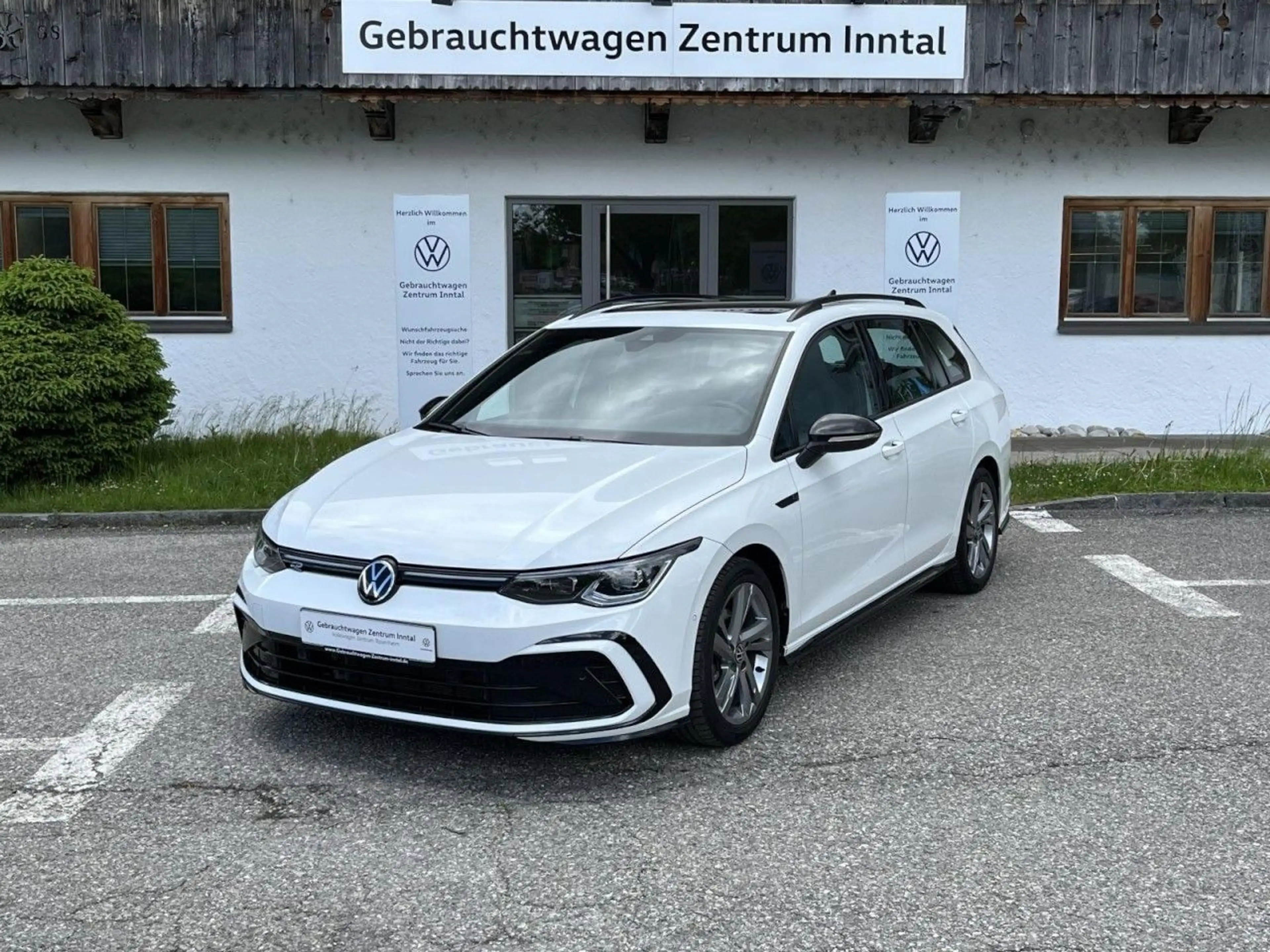 Volkswagen Golf Variant Golf VIII Variant 1,5 eTSI DSG R-Line (BlackStyl — photo 2