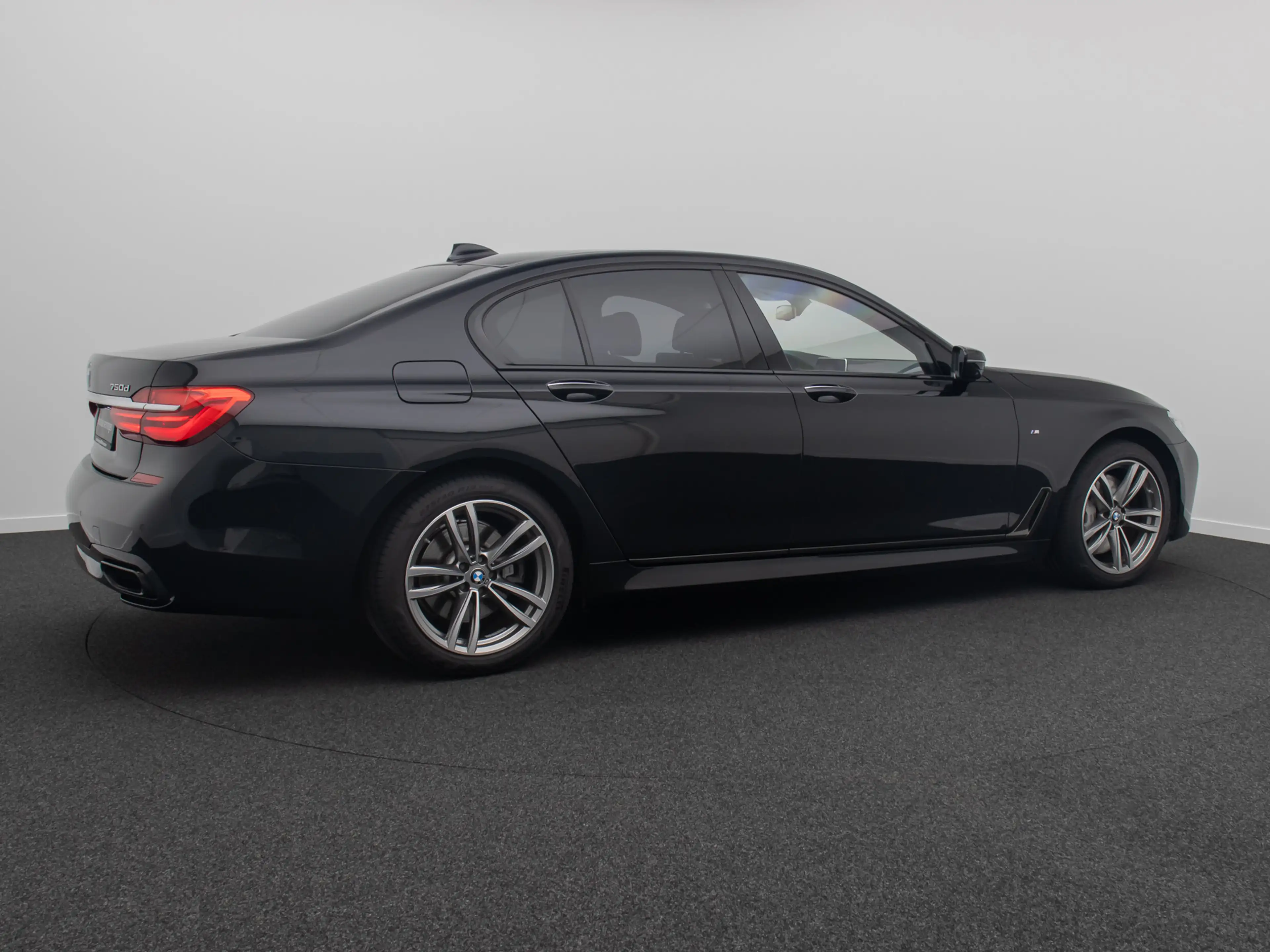 BMW 750 M Sport 360° Massage FondEnt Laser Voll — photo 6