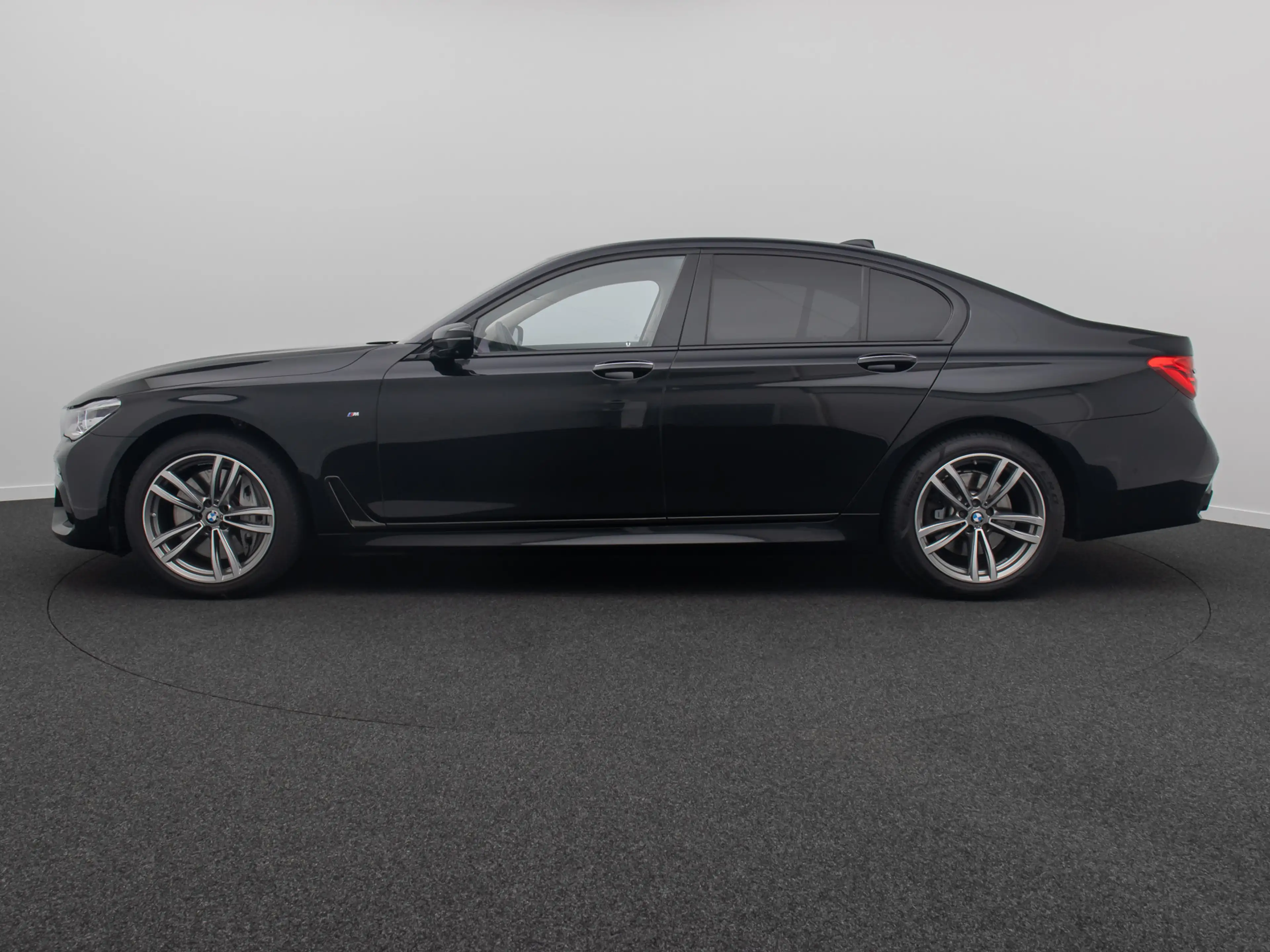 BMW 750 M Sport 360° Massage FondEnt Laser Voll — photo 11