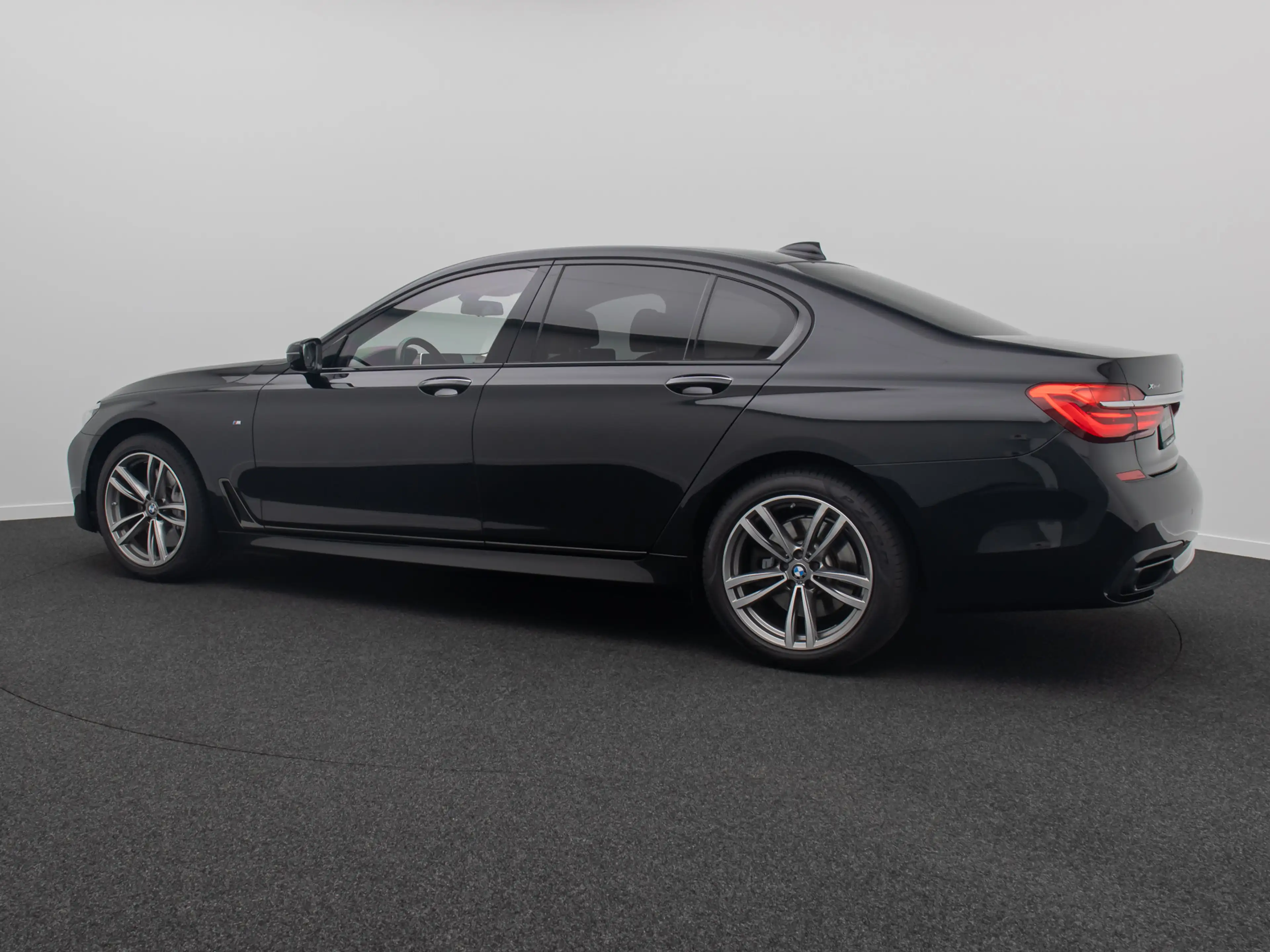 BMW 750 M Sport 360° Massage FondEnt Laser Voll — photo 10