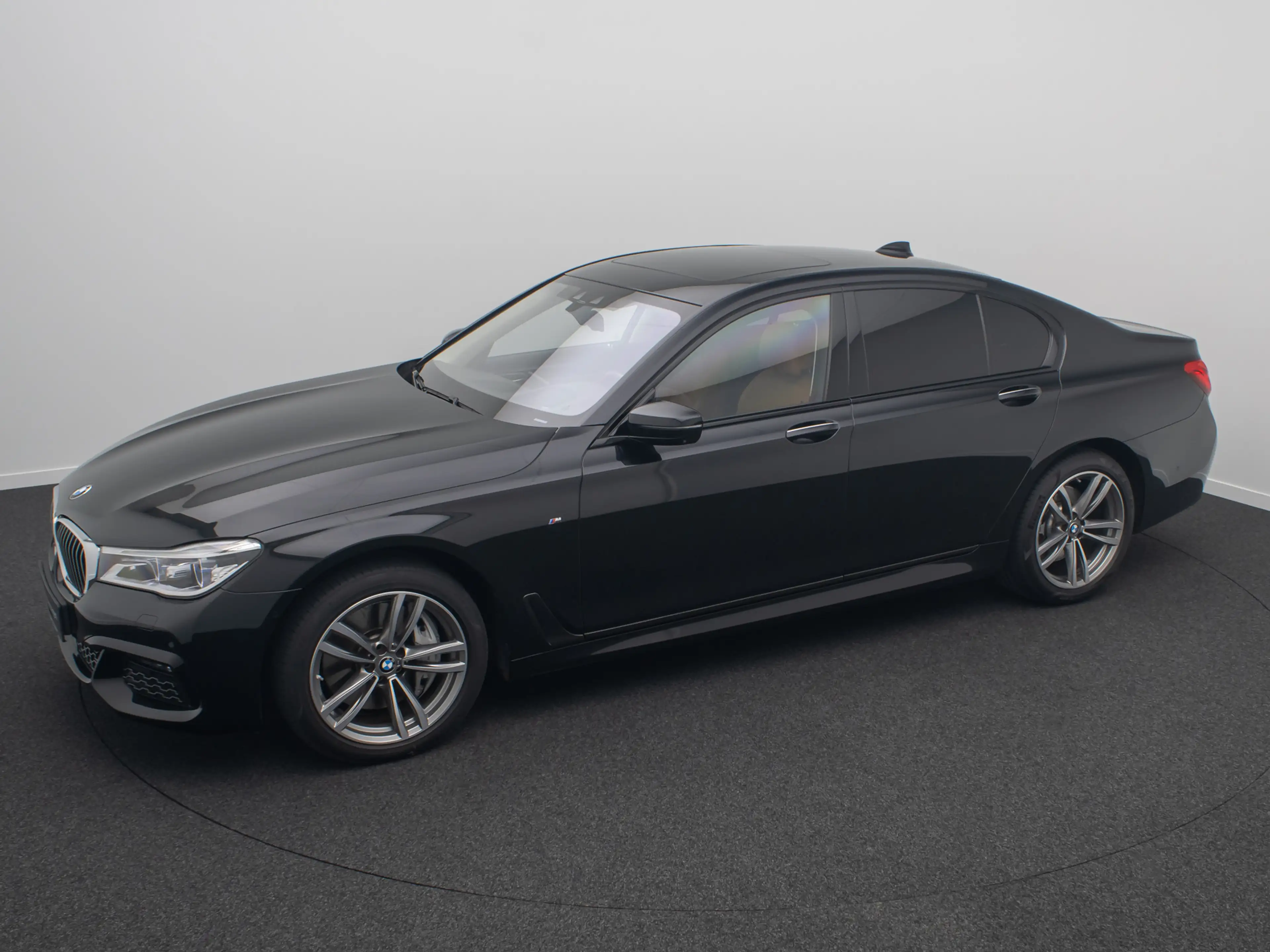 BMW 750 M Sport 360° Massage FondEnt Laser Voll — photo 12