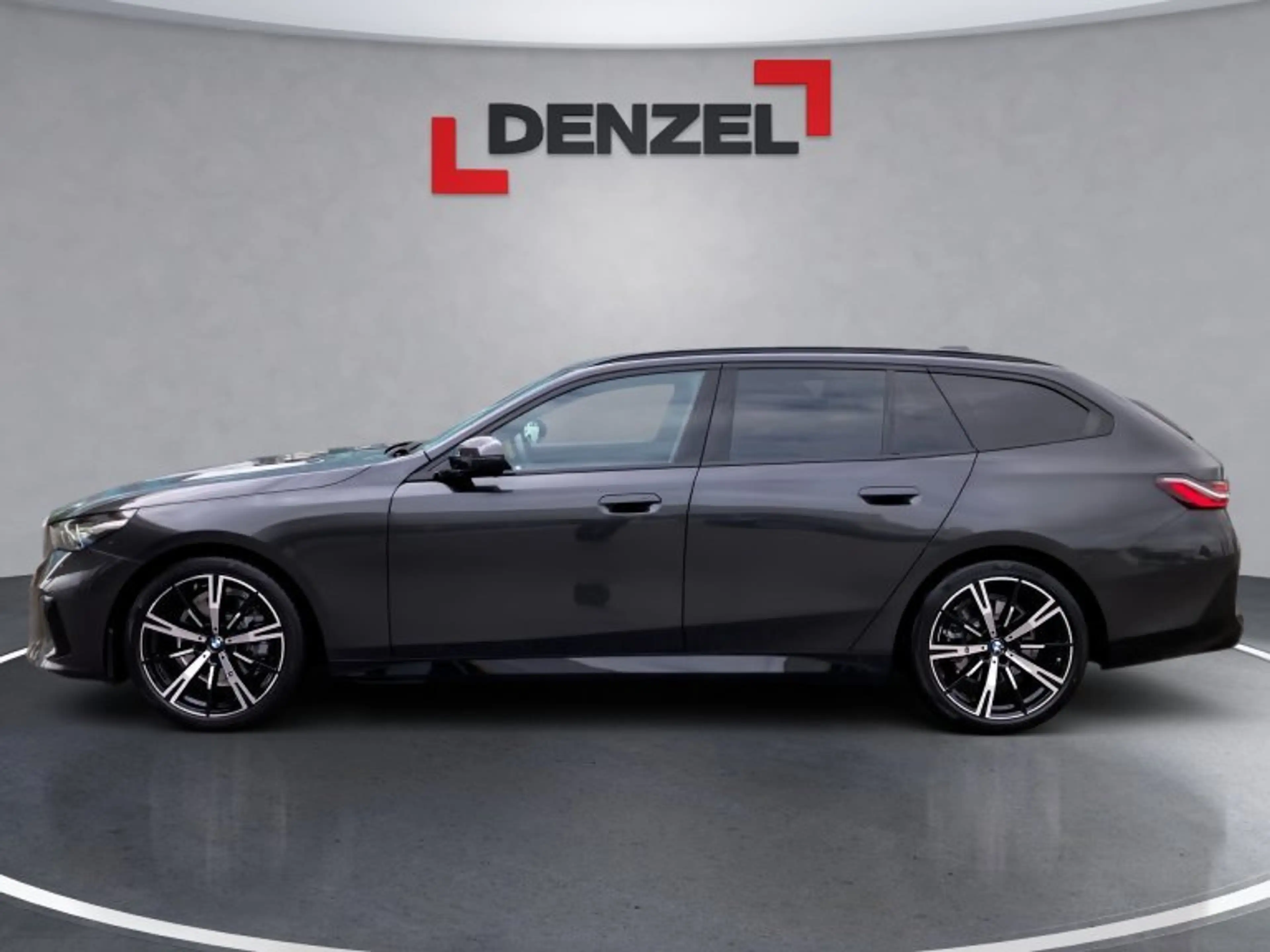 BMW 520 d xDrive Touring G61 B47 — photo 2