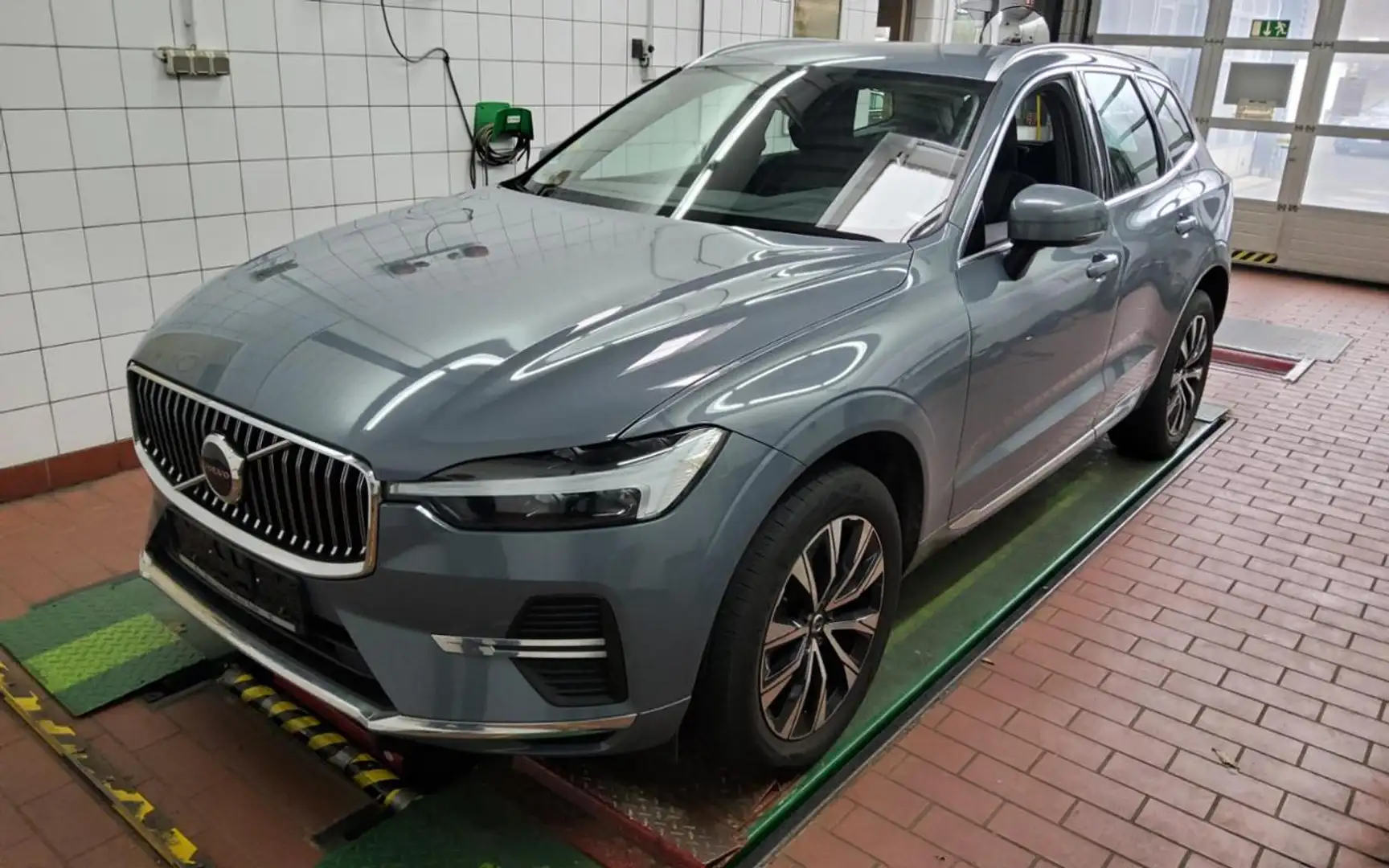 Volvo XC60 B4 (D) AWD Plus Bright+WINTERPAK+MEMORY+RFK Grau - 2